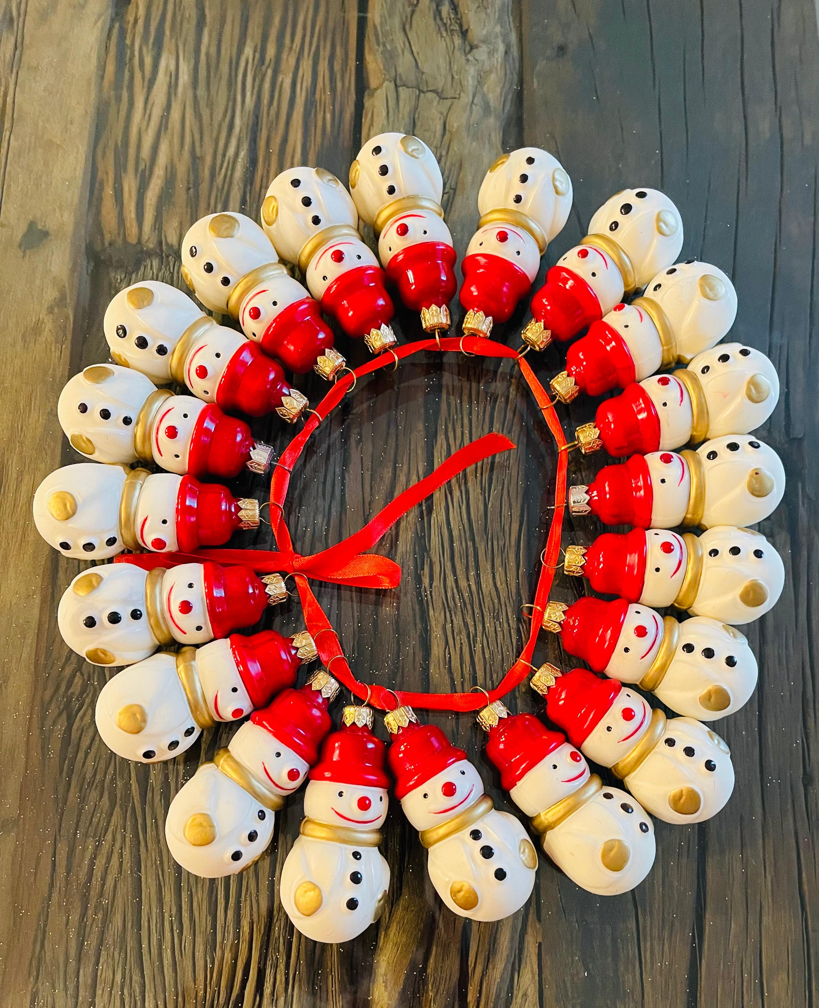 Vintage 20-teiliges Set von handbemalten Weihnachtsschmuckfiguren Clowns mit rotem Hut. 4