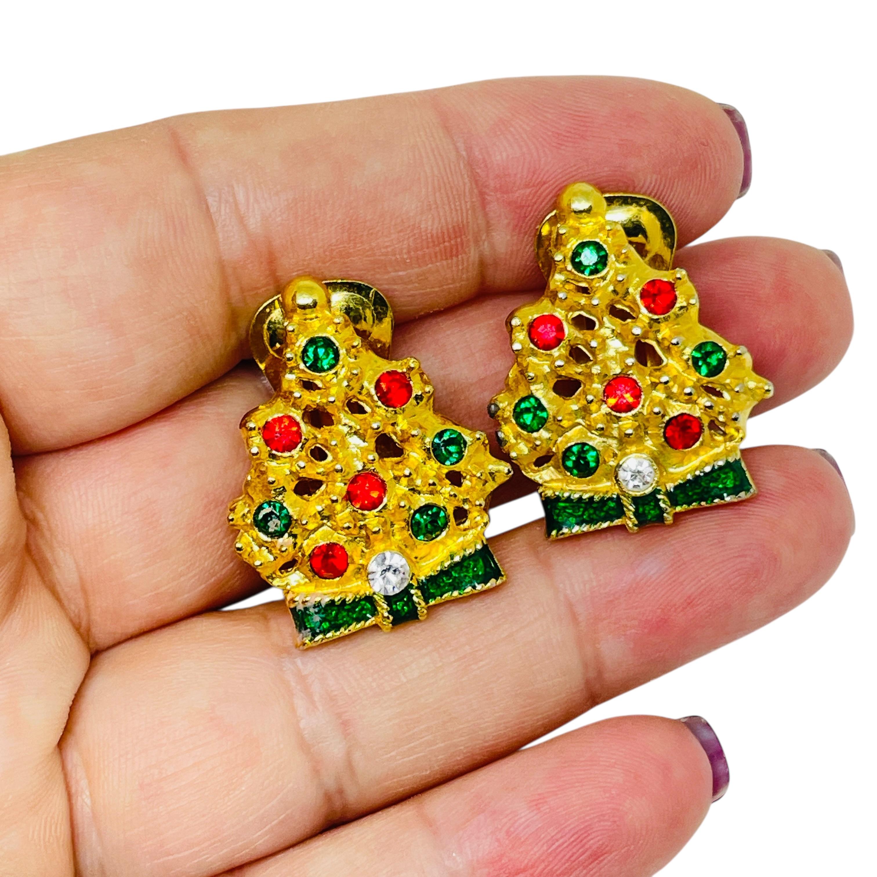 DETAILS

- • ohne Vorzeichen

- • goldfarben mit Strasssteinen

- • Vintage-Designer-Ohrringe
 
MASSNAHMEN  

- • CONDIT

- •  sehr guter Vintage-Zustand mit minimalen Gebrauchsspuren 

 Sku 54

❤️❤️   VINTAGE-DESIGNER-SCHMUCK   ❤️❤️

❤️❤️ 