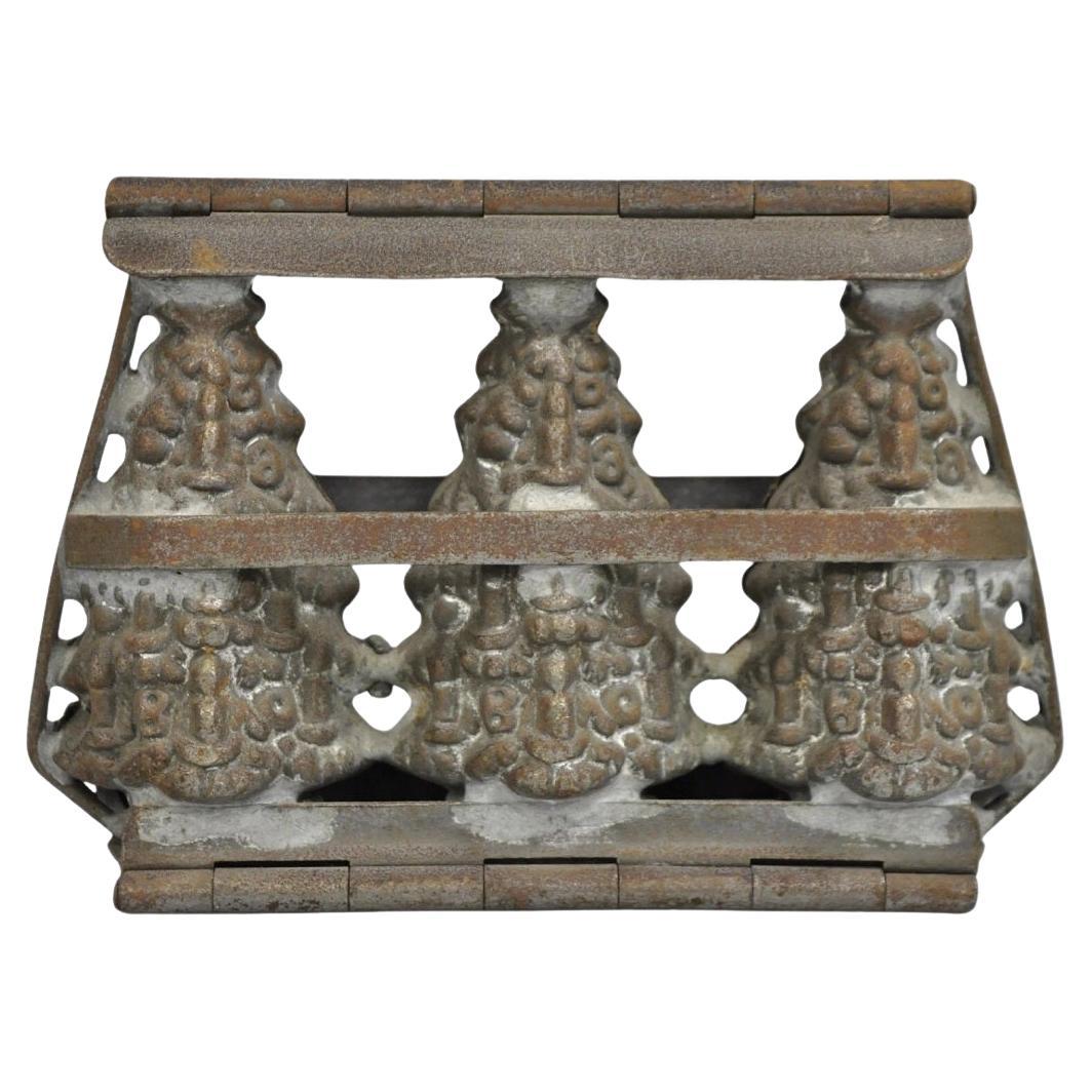 Arbres de Noël Vintage Moule à Chocolat pour Bonbons 4" à charnière en métal avec 3 arbres en vente