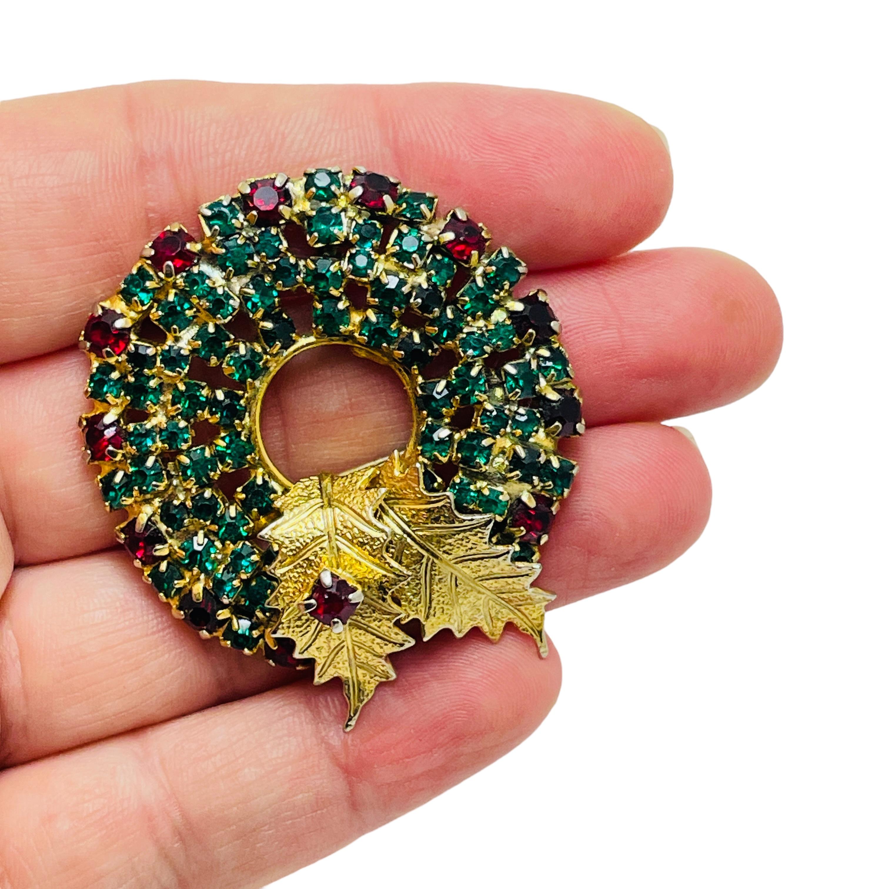 Women's Vintage Christmas wreath gold tone greed red rhinestone designer brooch For Sale