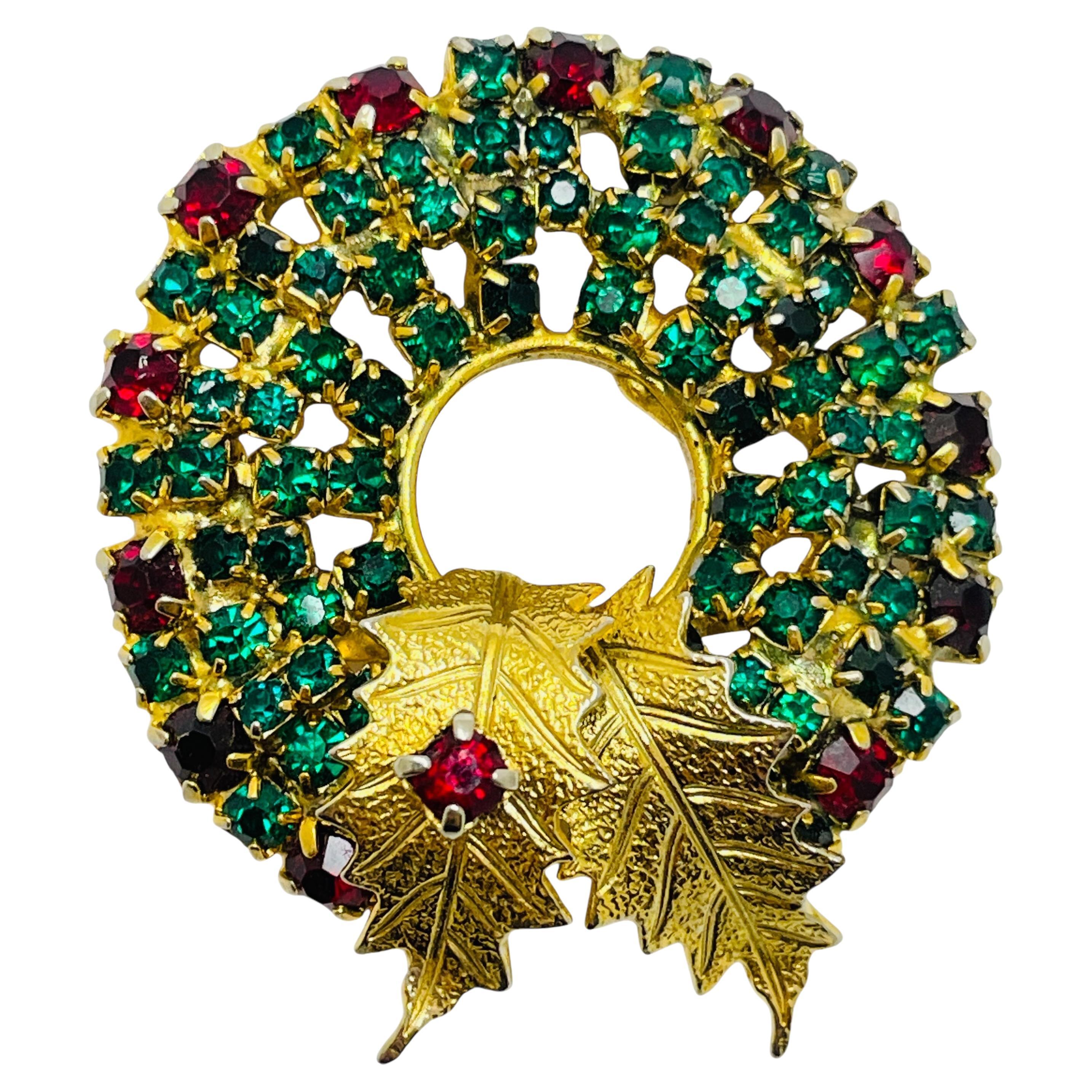 Vintage Christmas wreath gold tone greed red rhinestone designer brooch For Sale