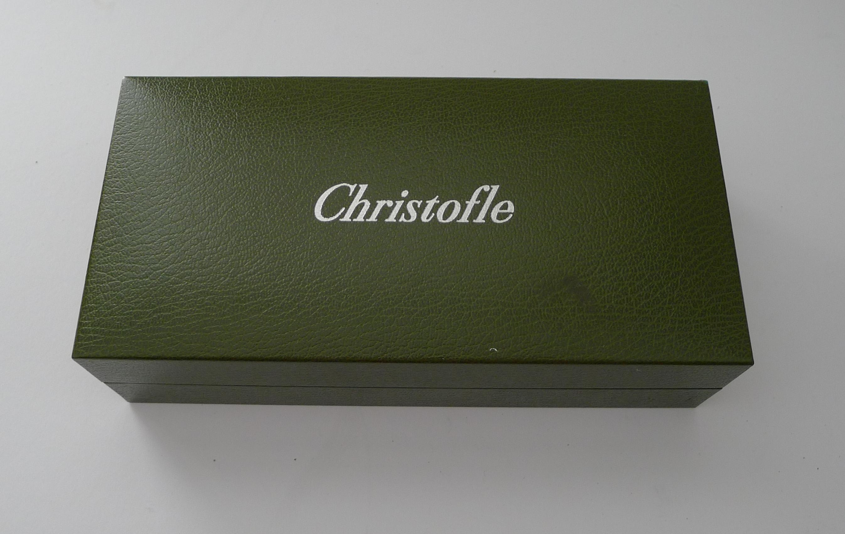 Fino juego francés en caja de sacacorchos y tapón de botella de vino chapados en plata con el diseño Folio, creado a mediados de la década de 1990 con un diseño modernista / art déco por la mundialmente famosa Maison Christofle de París.

Están en
