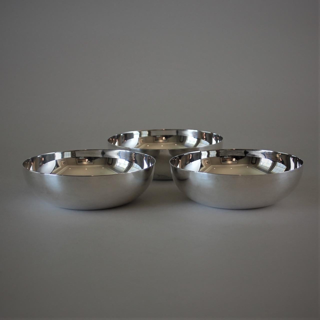 Vintage Christofle France silver plated set of 3 modern bowls.

Perfect for serving snacks

Very good value, priced at less than half of new production

All made in France and fully hallmarked.

Excellent Condition.

Each piece comes with