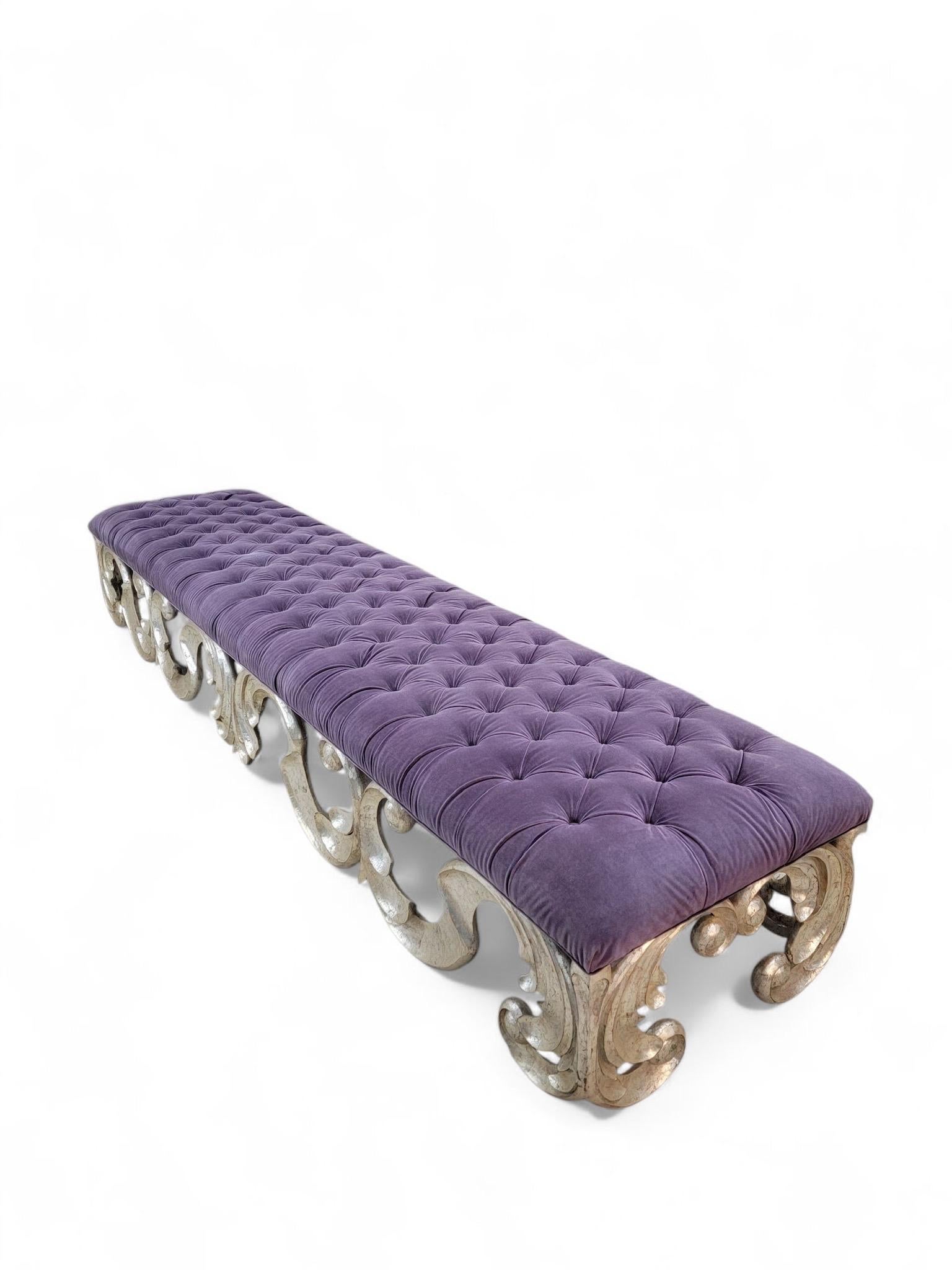Hollywood Regency Vintage Christopher Guy Scrolled Silver Gilded Mahogany Tufted Bench in Velvet (Banc touffeté en velours) en vente