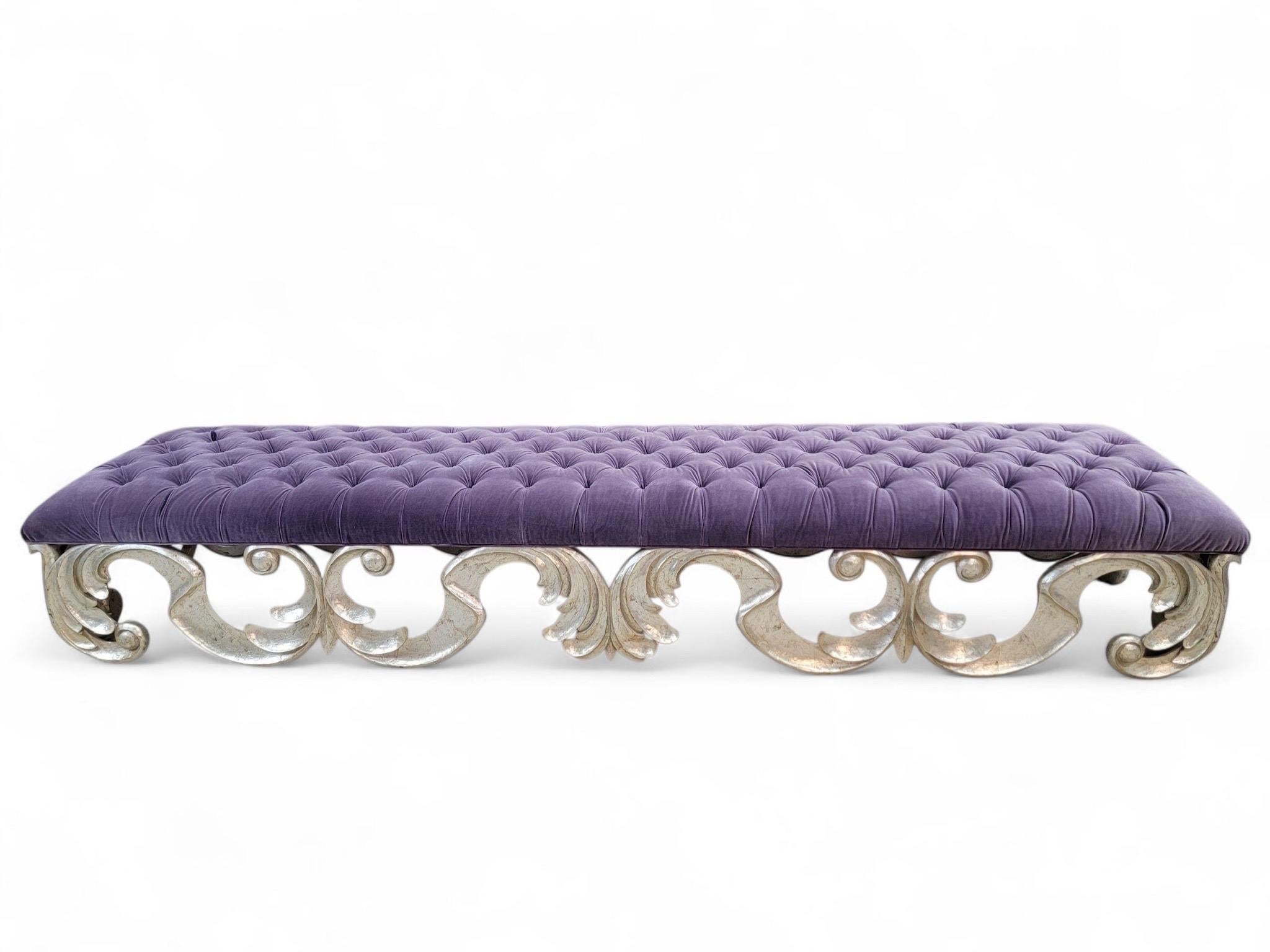 Britannique Vintage Christopher Guy Scrolled Silver Gilded Mahogany Tufted Bench in Velvet (Banc touffeté en velours) en vente