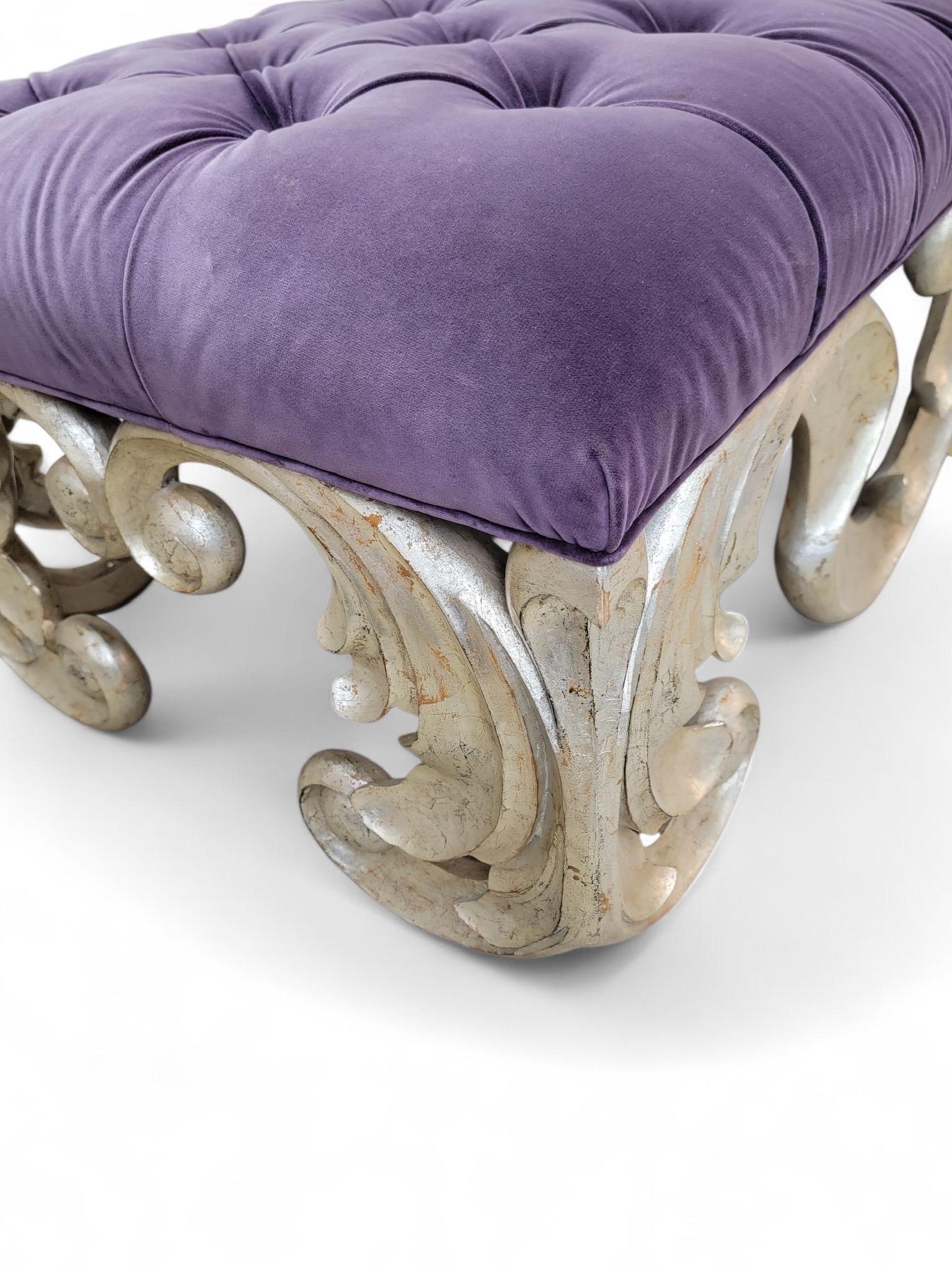 Vintage Christopher Guy Scrolled Silver Gilded Mahogany Tufted Bench in Velvet (Banc touffeté en velours) Bon état - En vente à Chicago, IL