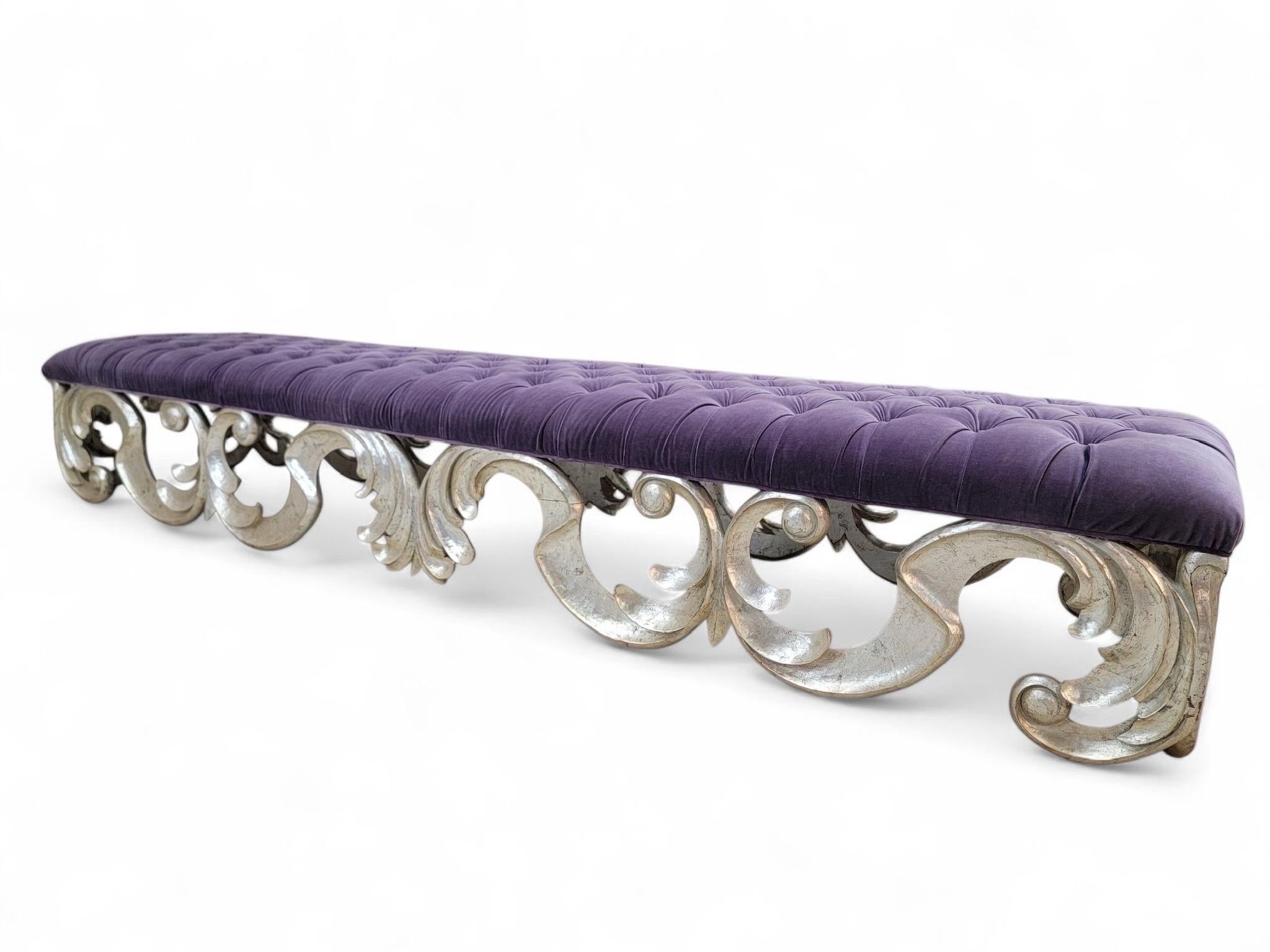 XXIe siècle et contemporain Vintage Christopher Guy Scrolled Silver Gilded Mahogany Tufted Bench in Velvet (Banc touffeté en velours) en vente