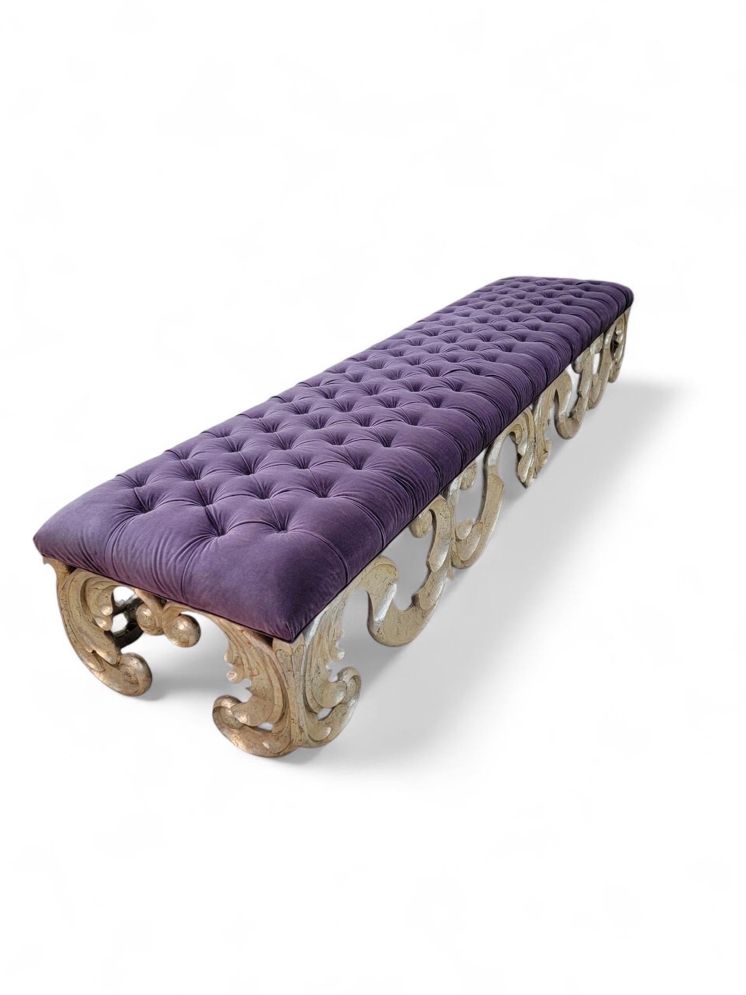 Velours Vintage Christopher Guy Scrolled Silver Gilded Mahogany Tufted Bench in Velvet (Banc touffeté en velours) en vente