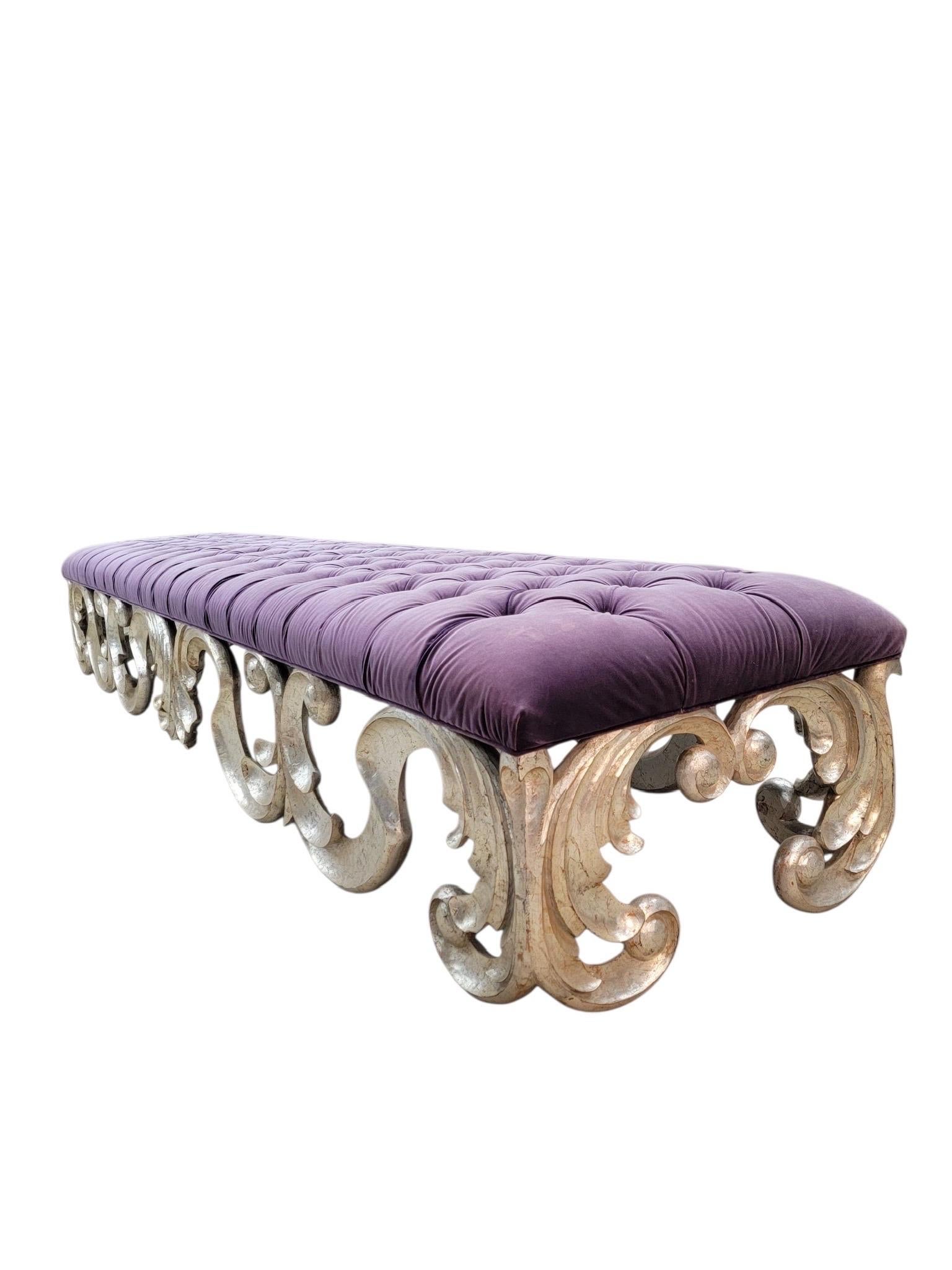 Vintage Christopher Guy Scrolled Silver Gilded Mahogany Tufted Bench in Velvet (Banc touffeté en velours) en vente 1