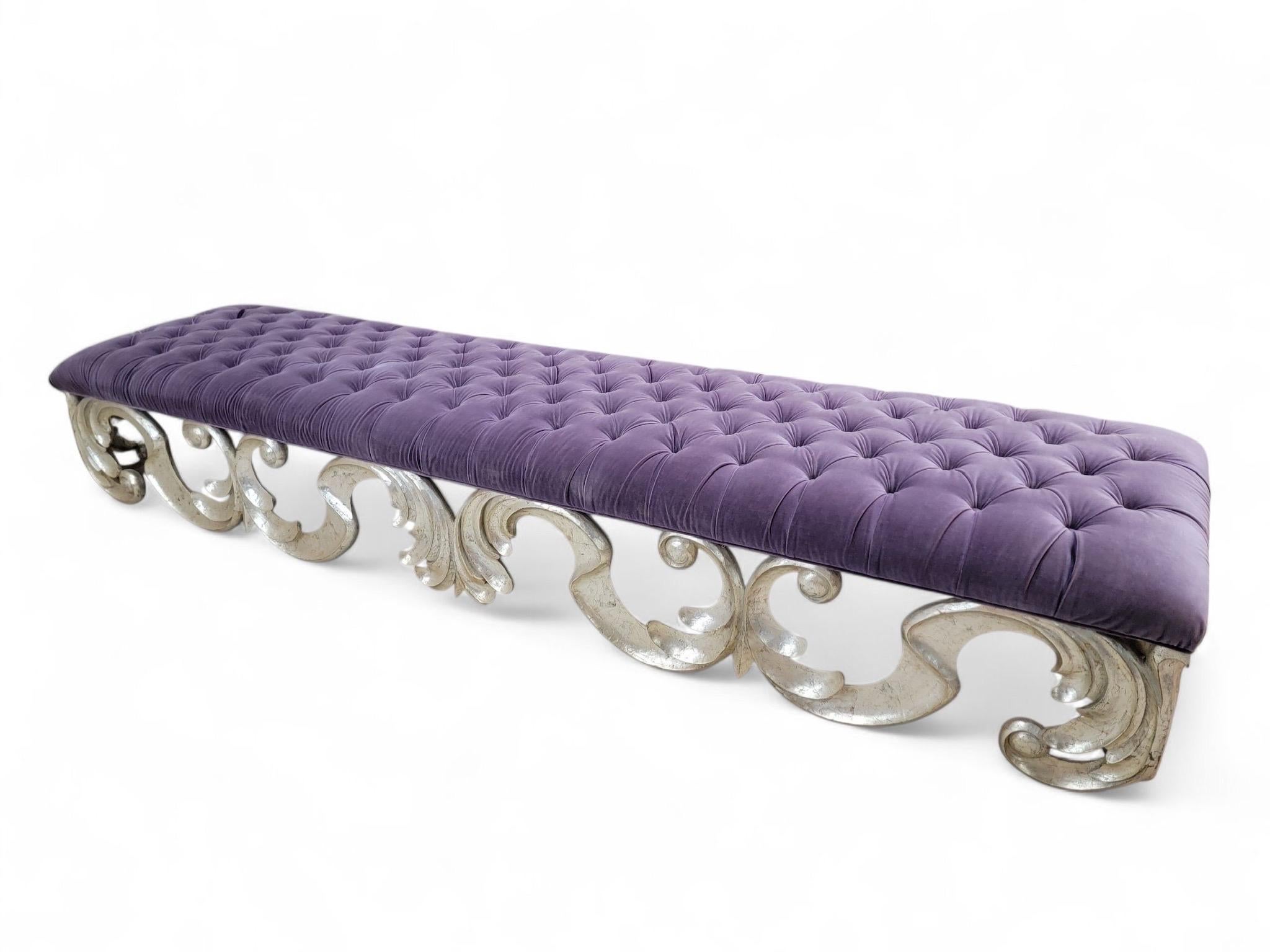 Vintage Christopher Guy Scrolled Silver Gilded Mahogany Tufted Bench in Velvet (Banc touffeté en velours) en vente 2