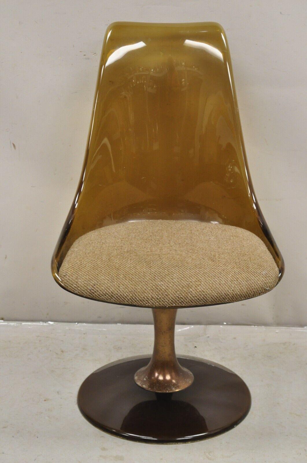 Chaise de salle à manger vintage Chromcraft Mid Century Modern Amber Smoked Lucite Swivel Chair. L'article est doté d'un socle pivotant, d'une étiquette d'origine et d'un très bel article vintage. Vers les années 60. Dimensions : 35