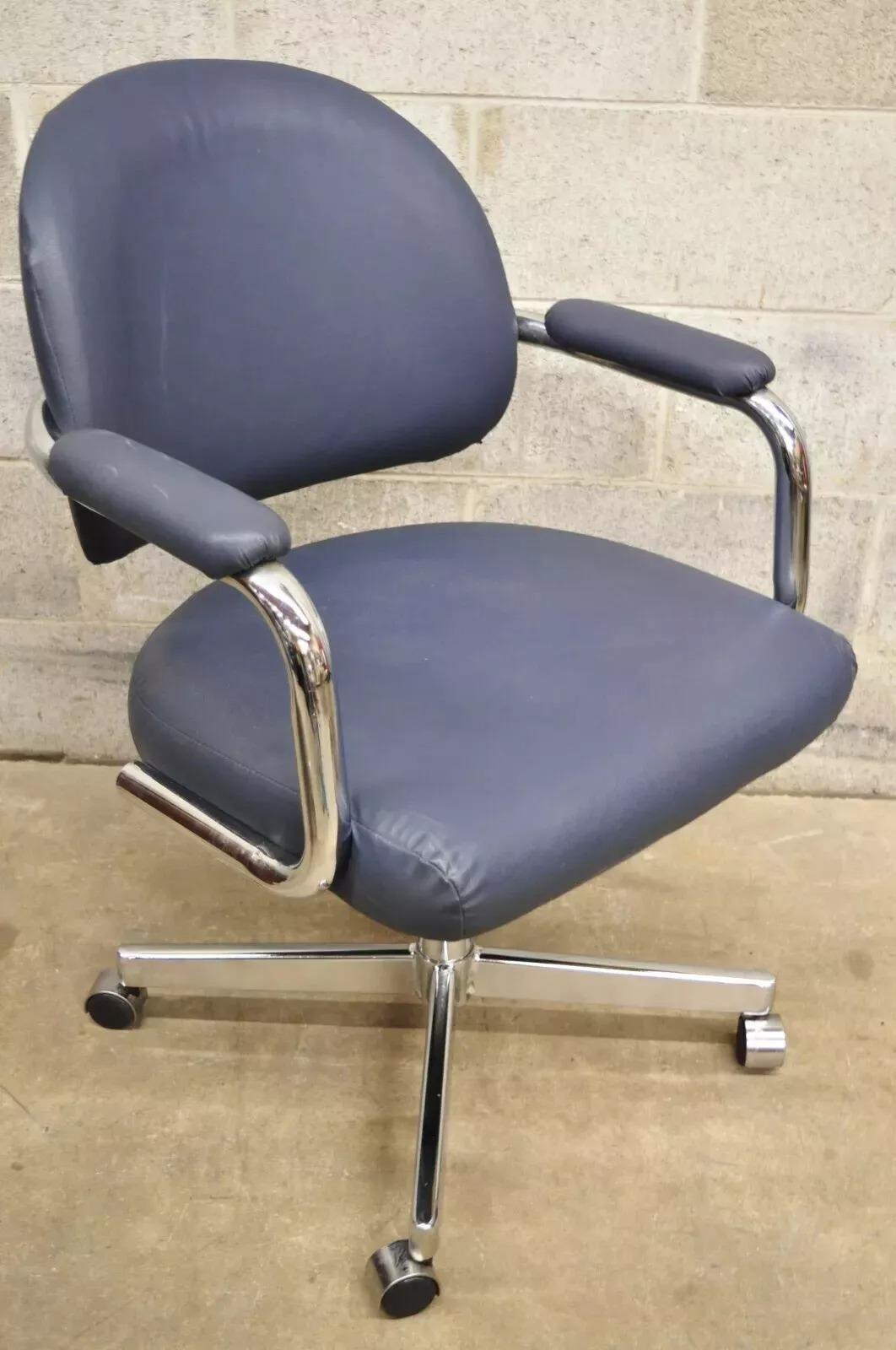 Sedia da ufficio vintage Chromcraft Mid Century Modern Blue Vinyl Rolling Desk Chair (A). Circa alla fine del XX secolo. Misure: 34