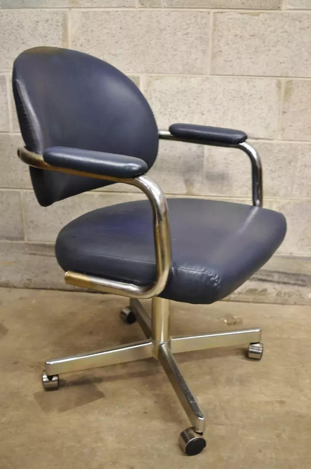 Sedia da ufficio vintage Chromcraft Mid Century Modern Blue Vinyl Rolling (B). L'articolo è dotato di rotelle, rivestimento originale in vinile, struttura in metallo, schienale a molla, braccioli imbottiti e qualità artigianale americana. Circa alla