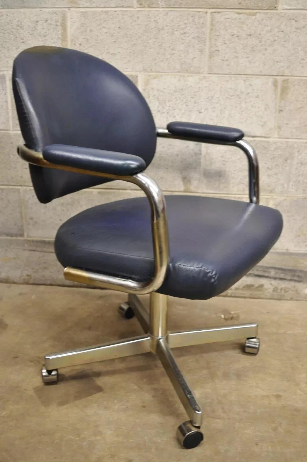 Veuillez nous envoyer un message avec votre code postal pour demander un devis plus raisonnable pour les frais d'expédition aux États-Unis.

Vintage Chromcraft Mid Century Modern Blue Vinyl Rolling Office Desk Chair (B). Cet article est doté de