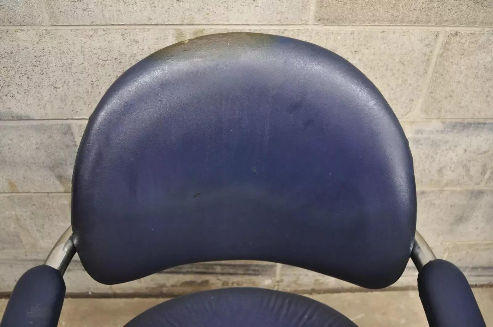 Inconnu Chaise de bureau à roulettes Chromcraft moderne du milieu du siècle dernier en vinyle bleu en vente