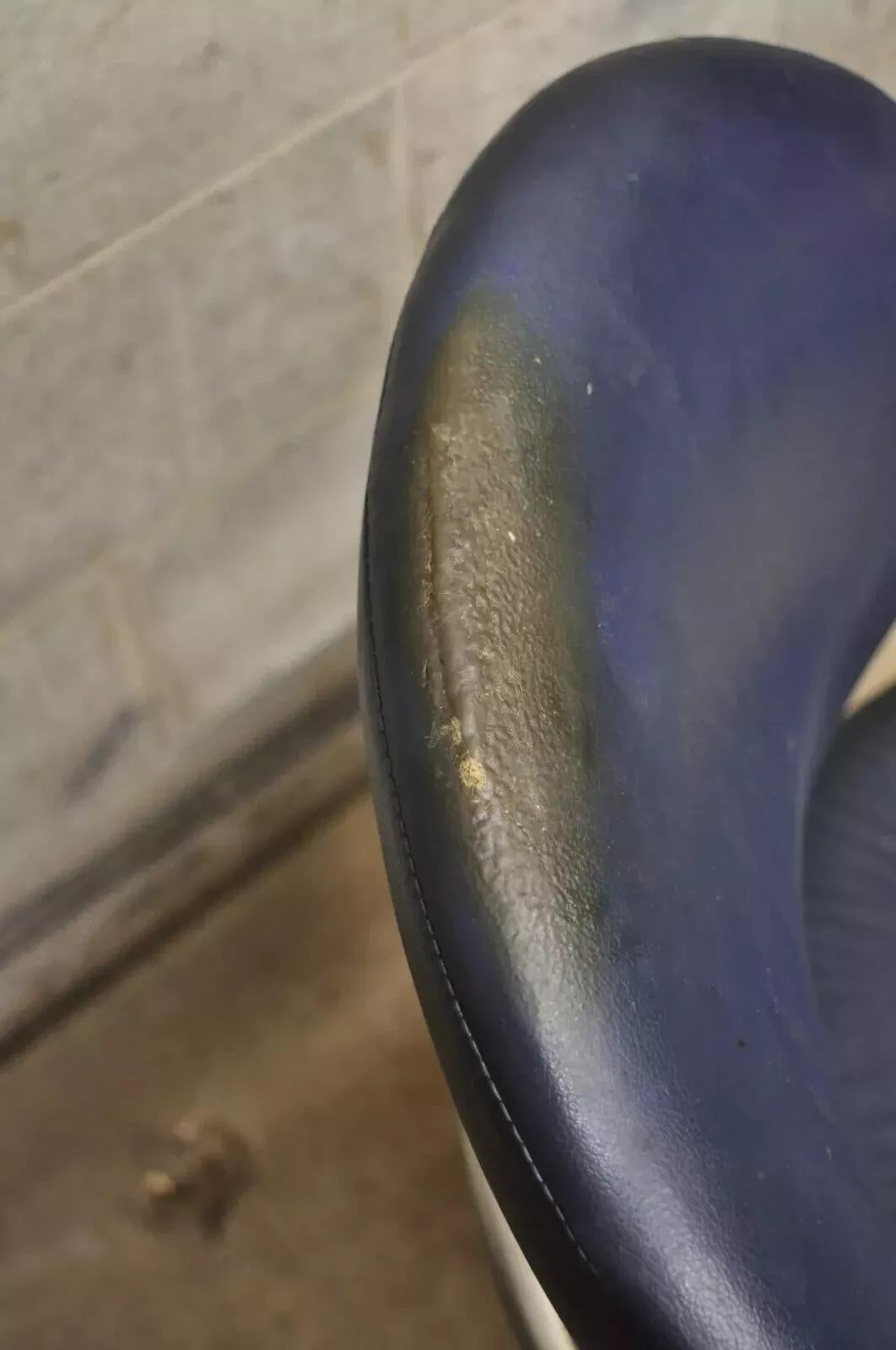 Chaise de bureau à roulettes Chromcraft moderne du milieu du siècle dernier en vinyle bleu Bon état - En vente à Philadelphia, PA