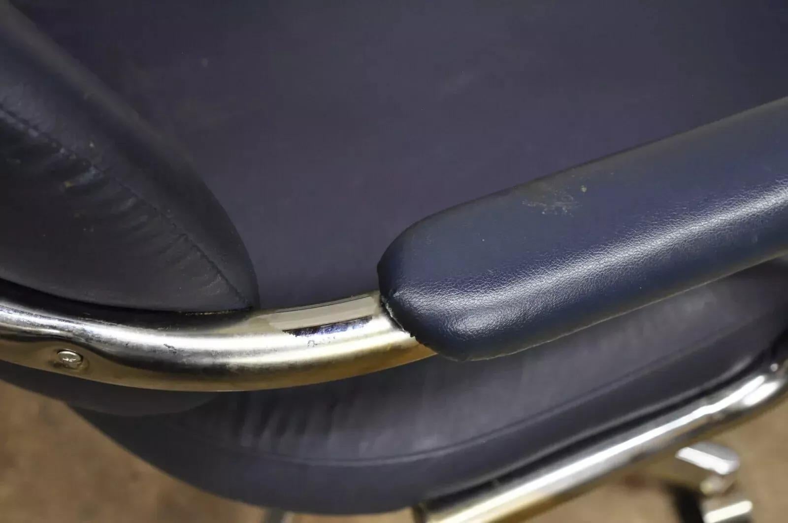 Cromo Sedia da ufficio vintage Chromcraft Mid Century Modern in vinile blu Rolle (B) in vendita