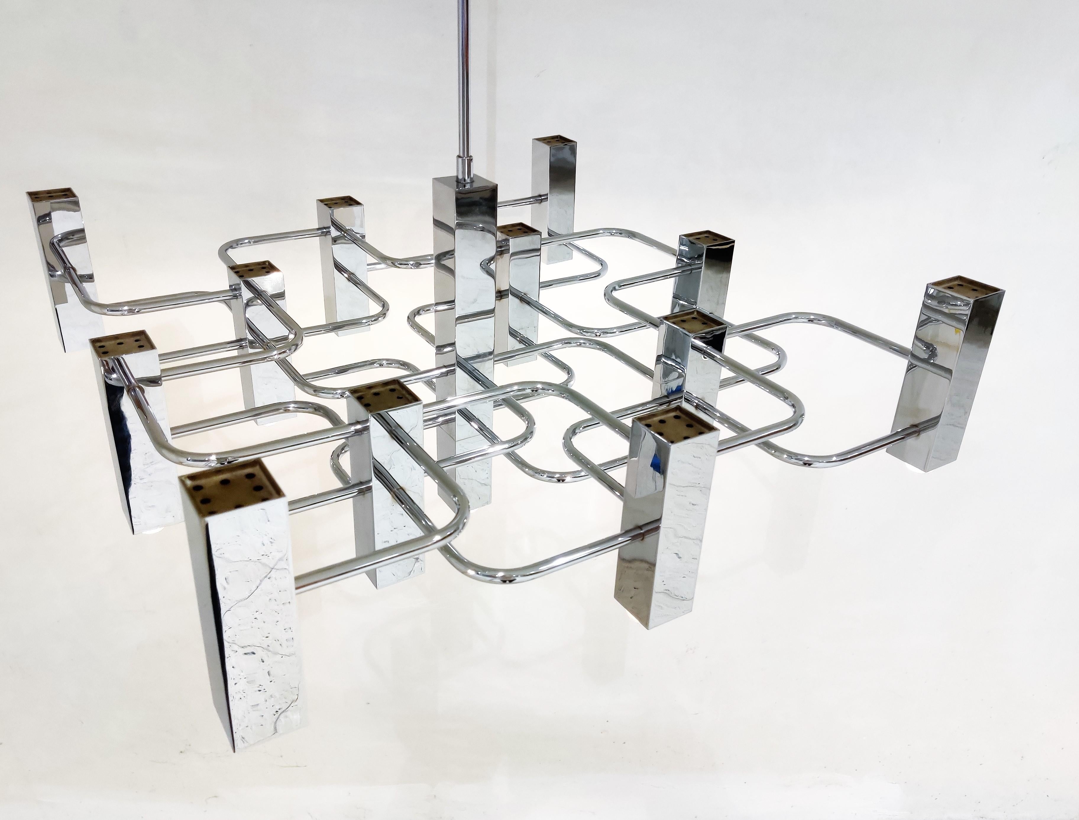 Architectural chrome cubic chandelier with 13 lightpoint designed by Gaetano Sciolari for Boulanger.

Beautiful polished chrome.

Tested and ready for use with regular E14 light bulbs.

Works all over the world.

1970s,