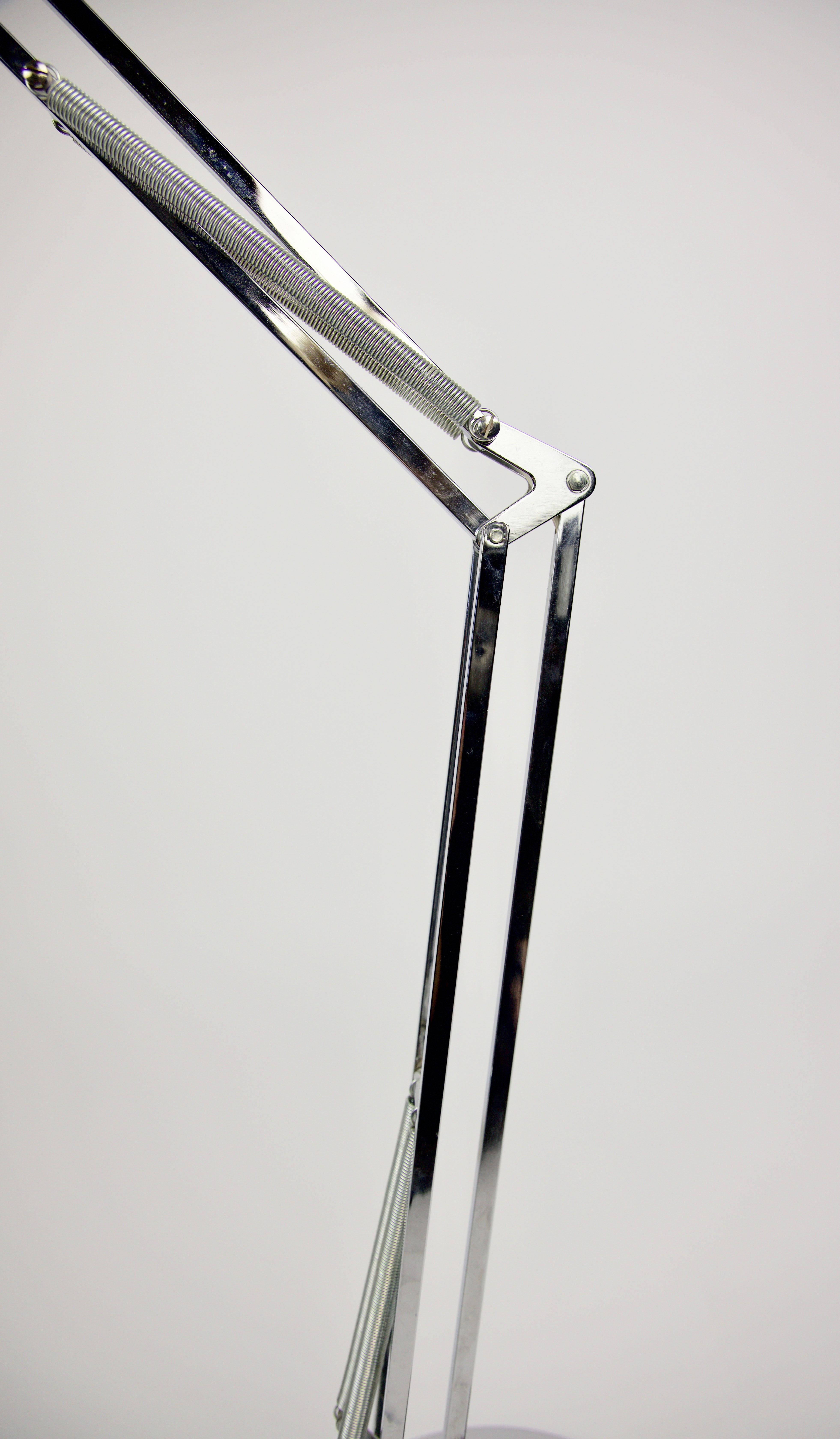 Vintage Chrome 3 Hinged Articulating Industrial Task Light with Chrome Base In Good Condition In Los Angeles, CA