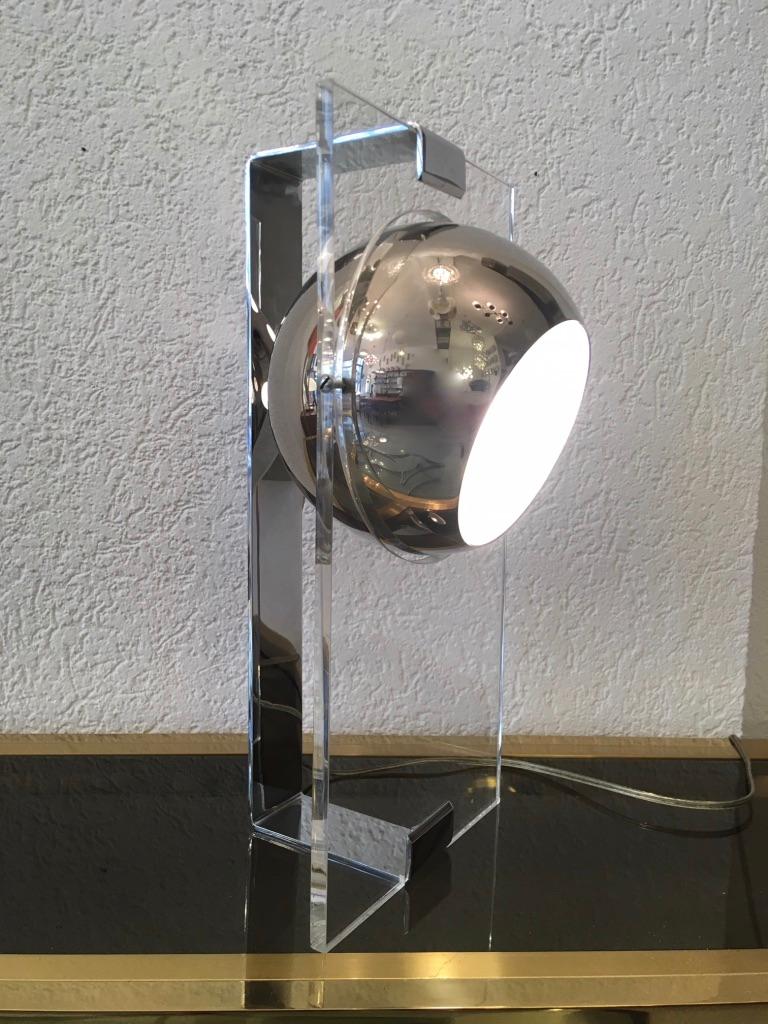Stylish vintage chrome and acrylic eyeball table lamp, circa 1970s
Attributed to Robert Sonneman
Mint condition
Articulated shade
Measures: H 40 x D 20 x W 20 cm.
  