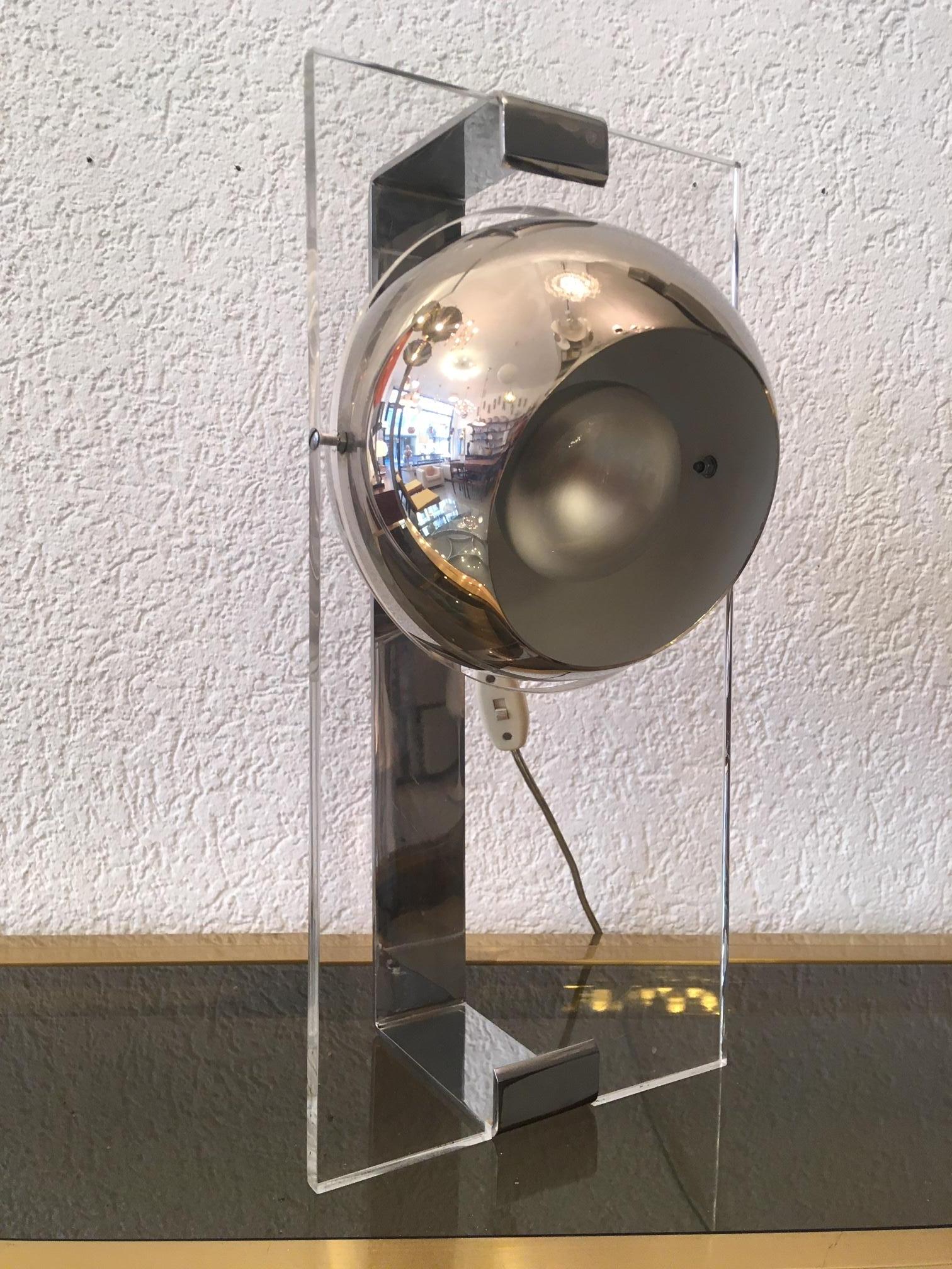 Vintage Chrome and Acrylic Eyeball Table Lamp, 1970s In Good Condition For Sale In Geneva, CH