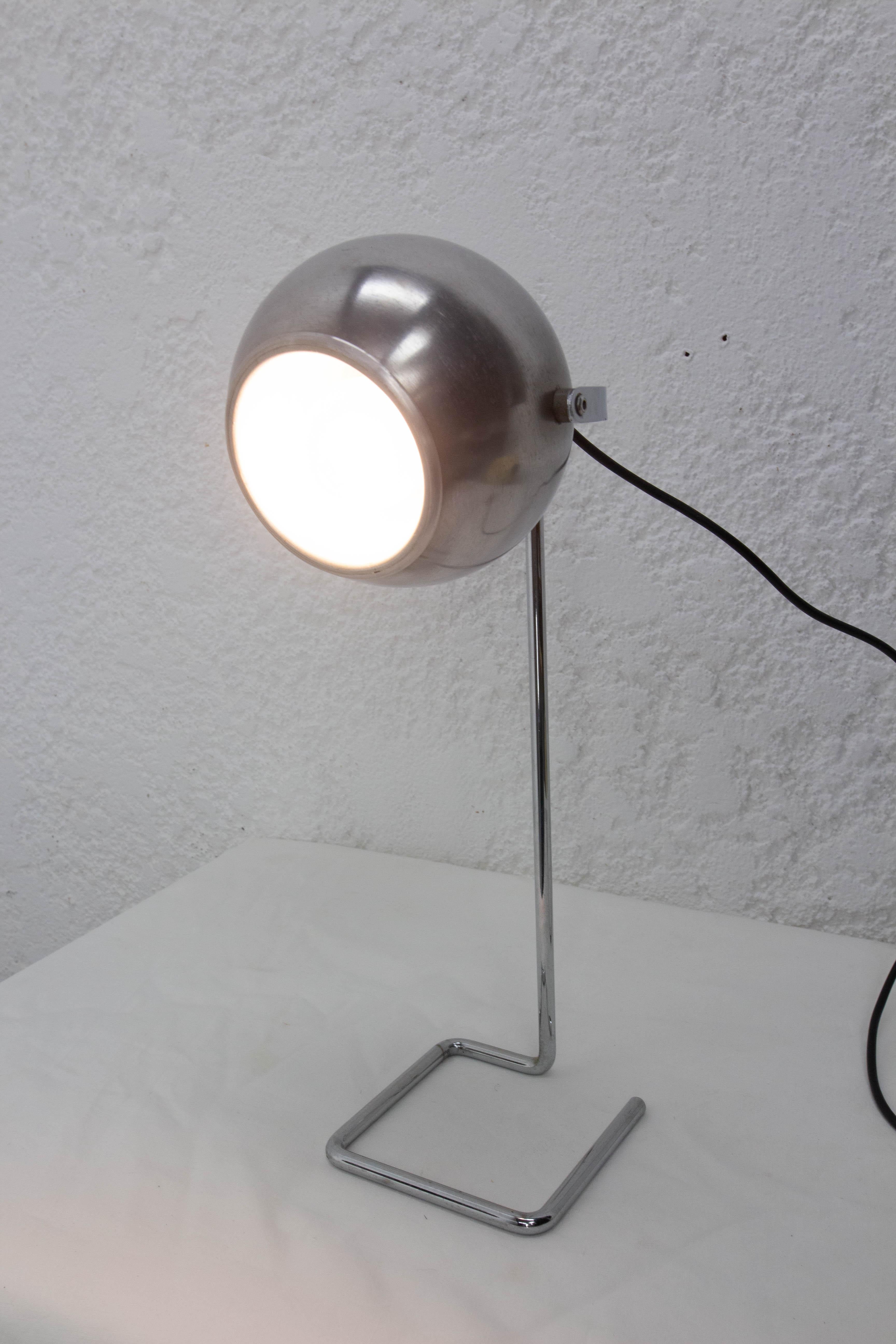 Little desk lamp typical of the vintage years circa 1950
This light is ideal to complete the vintage decoration of a room, especially in small spaces.
The lamp is adjustable in height
Good vintage condition.
These can be rewired to USA and EU or UK