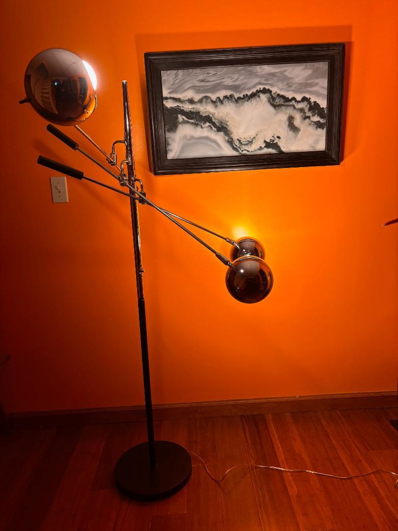 Americano Lampada da terra a tre bracci con orbita nera e cromata d'epoca - opera d'arte di metà secolo in vendita
