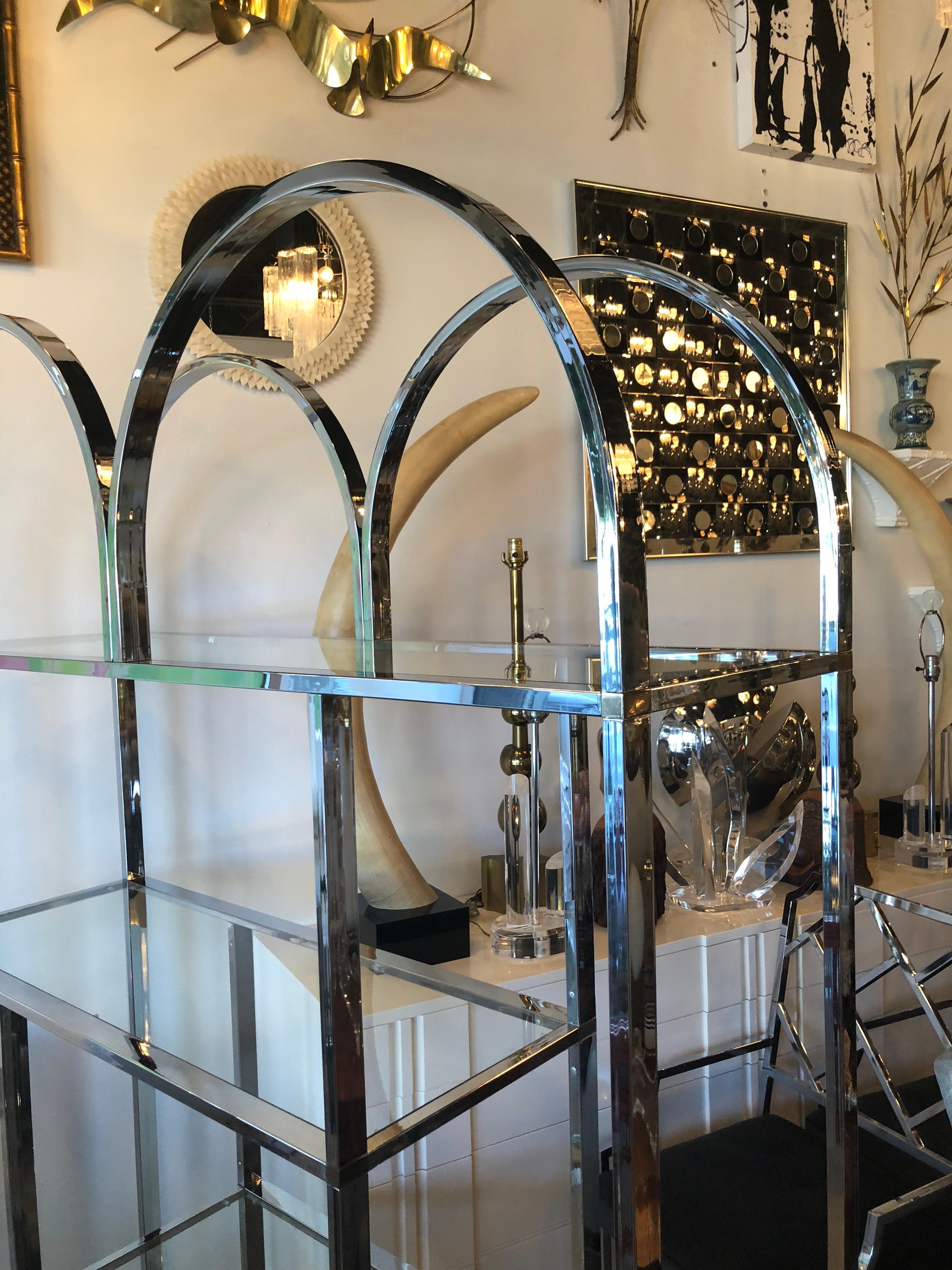 Hollywood Regency Scaffale espositivo ad arco in vetro vintage in cromo e ottone in vendita