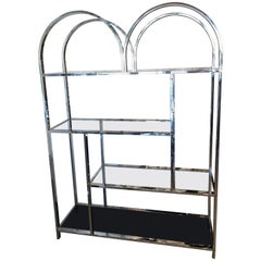 Estantería expositora vintage de cromo y latón con estantes de cristal arqueados