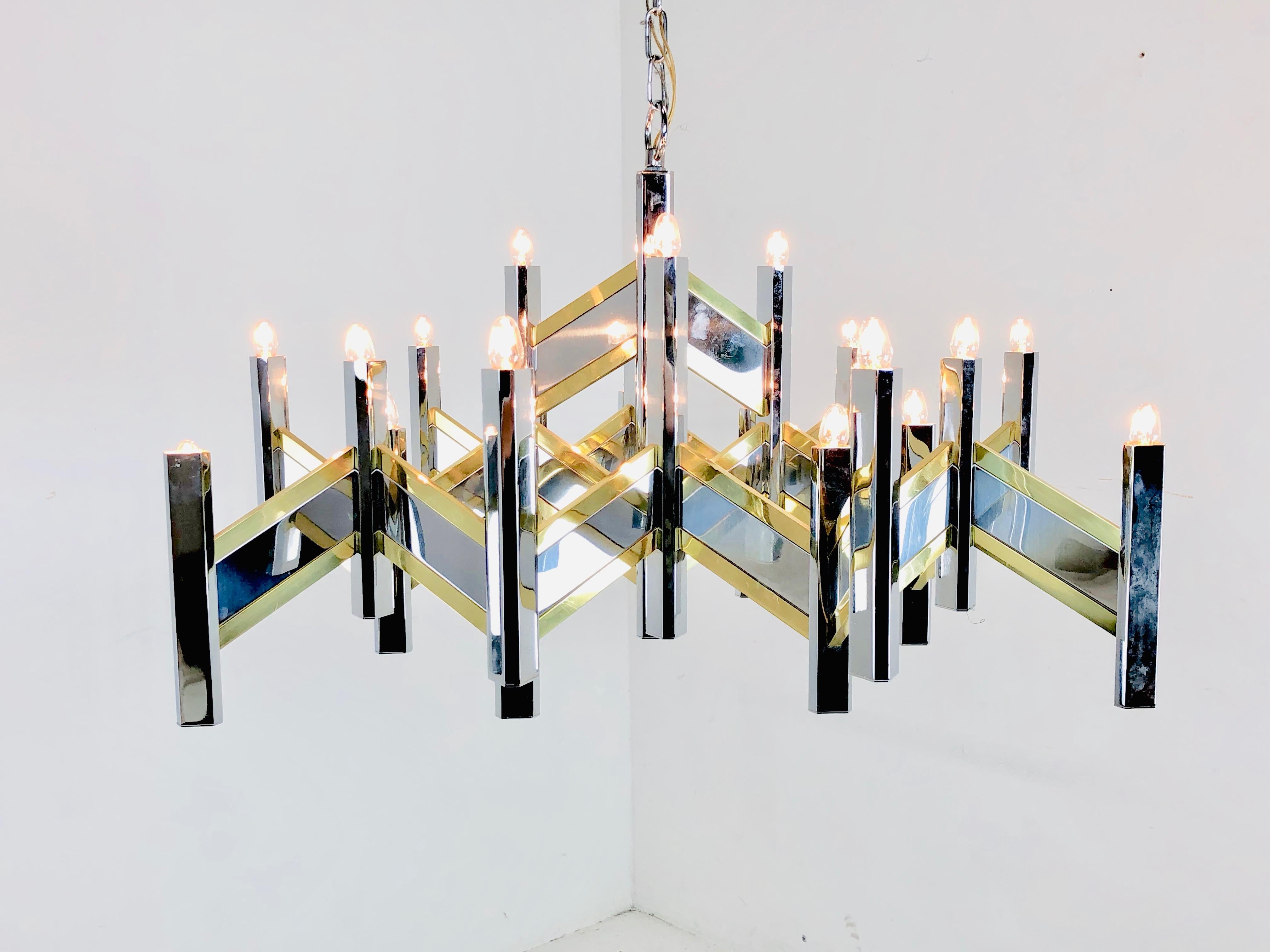 Vintage Geometric Sciolari chrome and brass plated chandelier. There is a section where there is pitting on the metal. See pictures. The chandelier is in good vintage condition with original wiring.

Dimensions:
31 D x 19 T.
