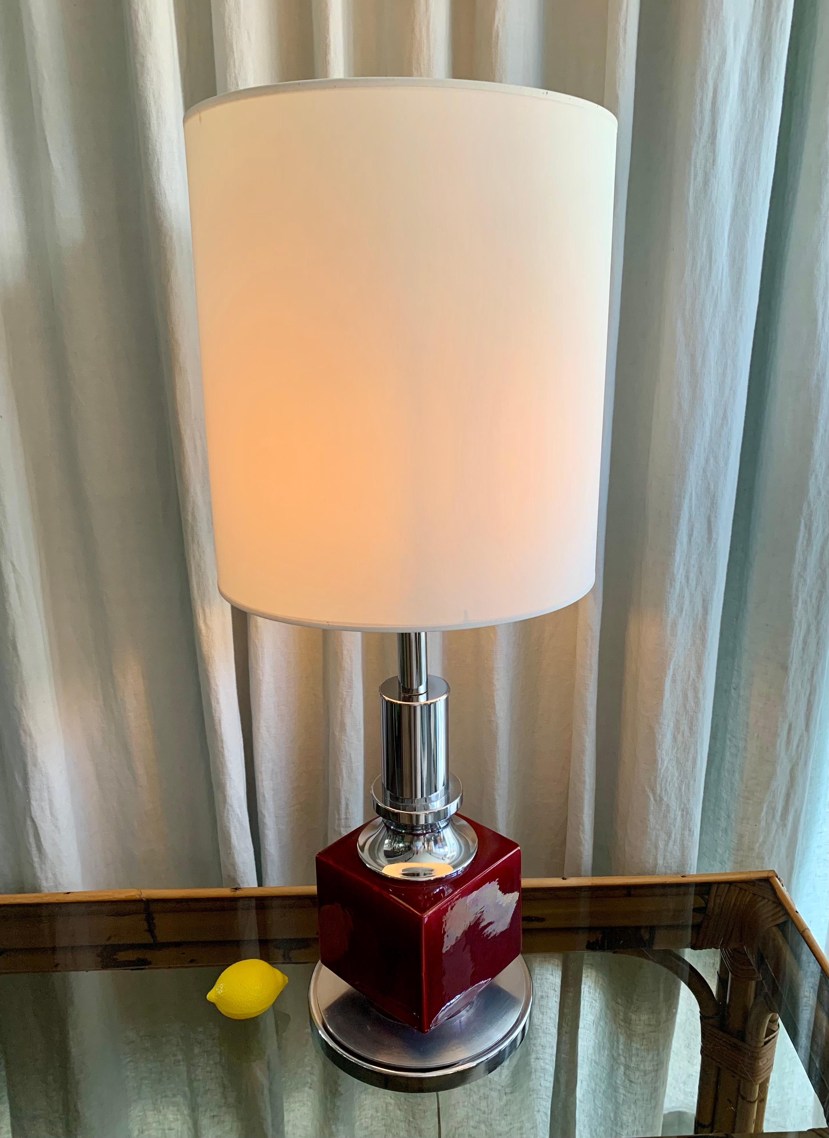 Super décorative grande lampe de table italienne vintage en chrome et céramique. Cette lampe de style géométrique des années 1970 est composée d'un cube en céramique rouge vin sur un disque chromé en guise de base et d'une tige chromée qui mène au