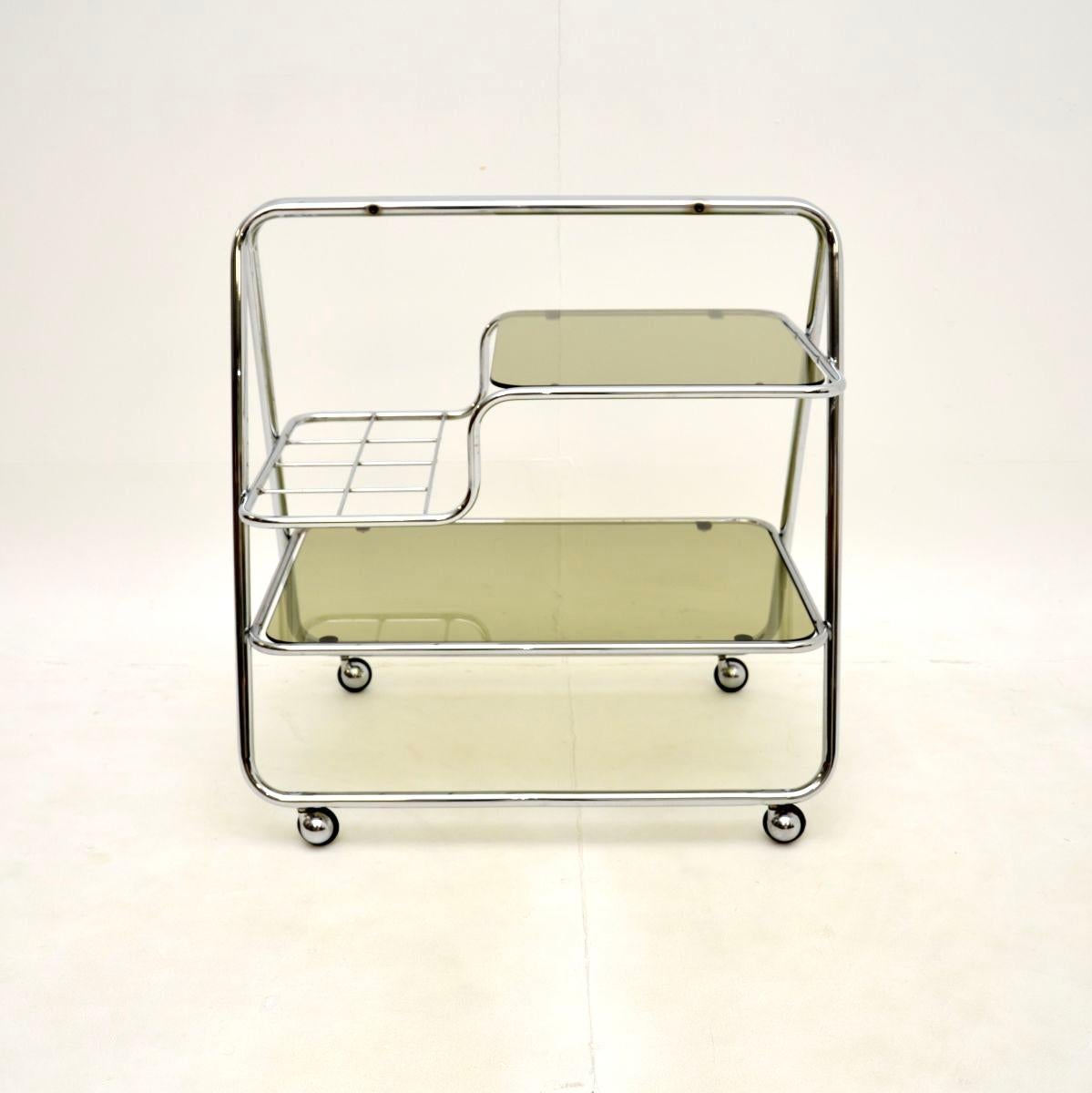 Mid-Century Modern Chariot à boissons vintage en chrome et verre en vente