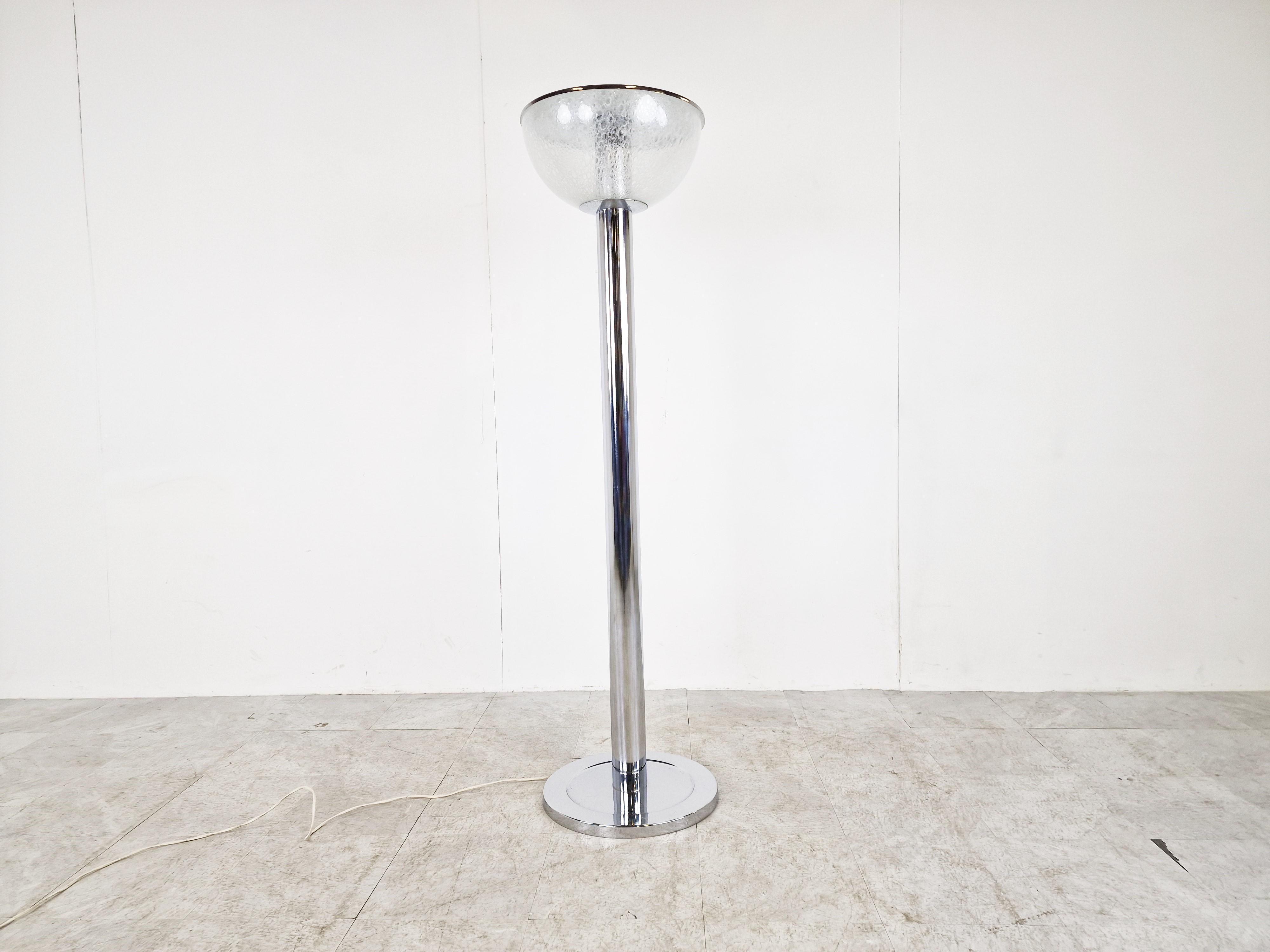 Mid century chrome floor lamp with a half globe glass lamp shade.

Beautiful seventies design.

Thanks to the special glass the lamp emits a beautiful diffuse light.

INtegrated switch on the lamp.

Tested and ready to use and works with a
