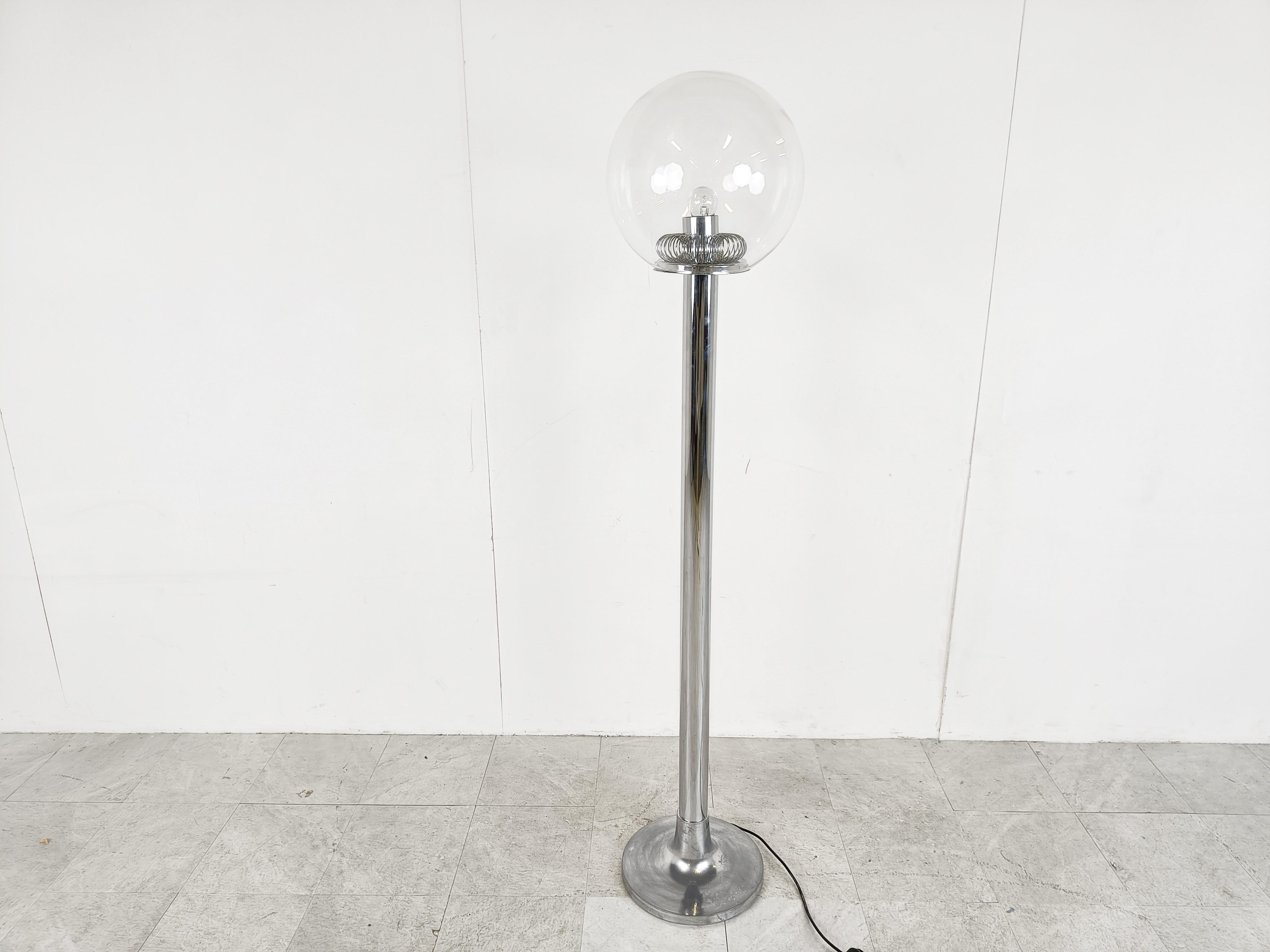Midcentury chrome floor lamp with a globe glass lamp shade.

Beautiful seventies design.

The lamp emits a beautiful diffuse light.

Tested and ready to use and works with a regular E27 Edison screw lamp

Very much in the style of