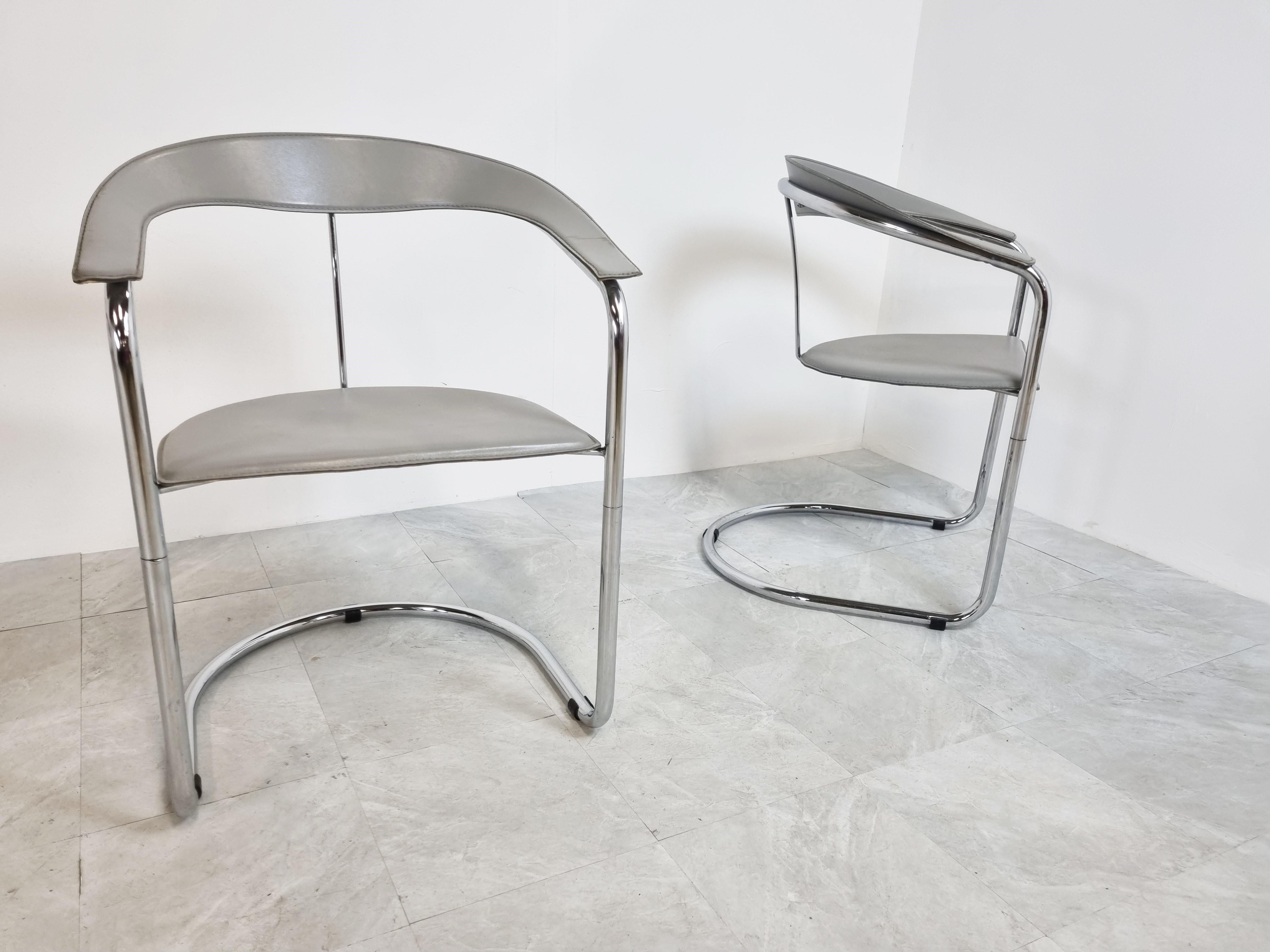Vintage cantilever tubular chrome and grey stitched leather armchairs or dining chairs.

Timeless design.

Good condition.

1980s - Italy

Dimensions:

Height: 87 cm/ 34.25