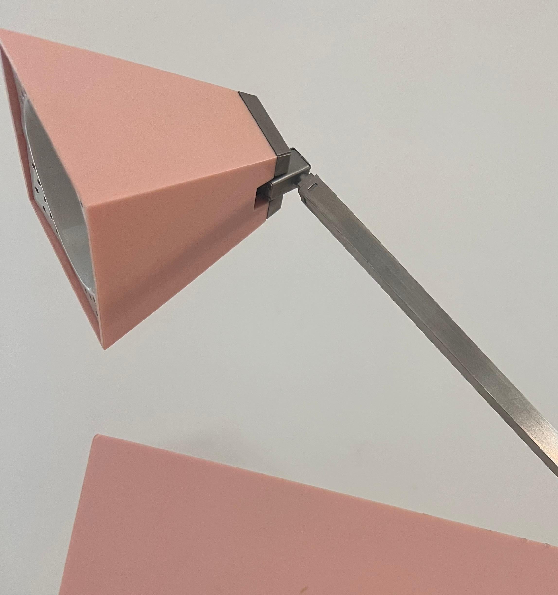 Lampette lampe de bureau vintage chromée et rose par Koch, 1964 en vente 3