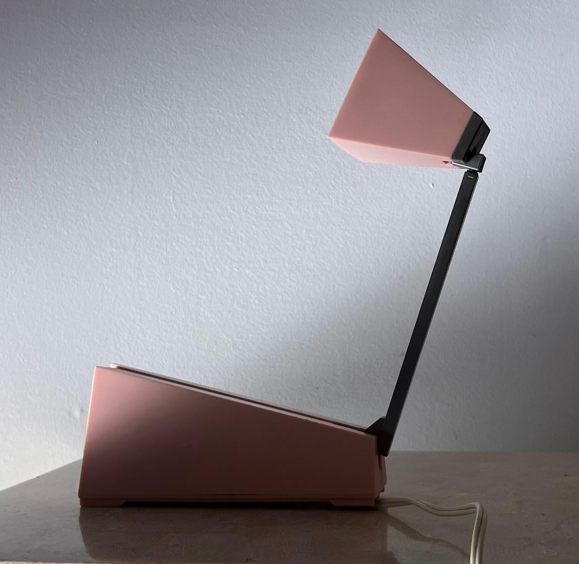 Lampette lampe de bureau vintage chromée et rose par Koch, 1964 Bon état - En vente à View Park, CA