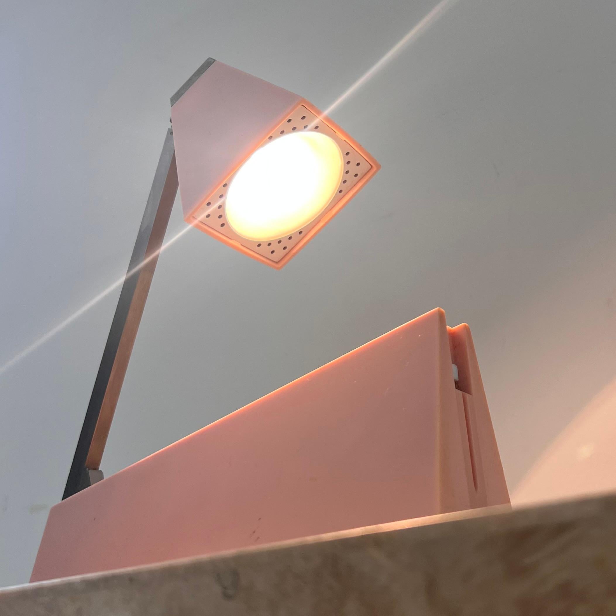 20ième siècle Lampette lampe de bureau vintage chromée et rose par Koch, 1964 en vente