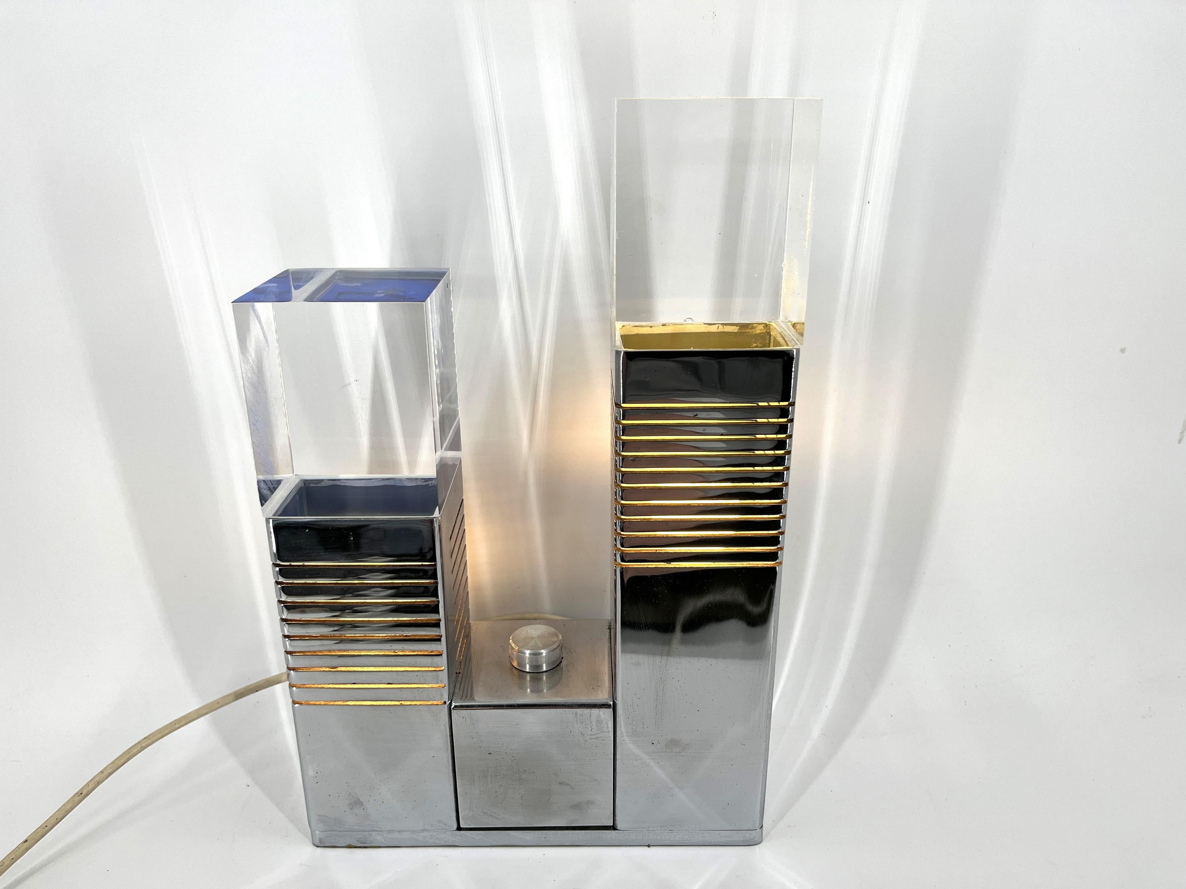 Lámpara de sobremesa vintage de cromo y plexiglás, atribuida a Gaetano Missaglia, años 70 en venta 4
