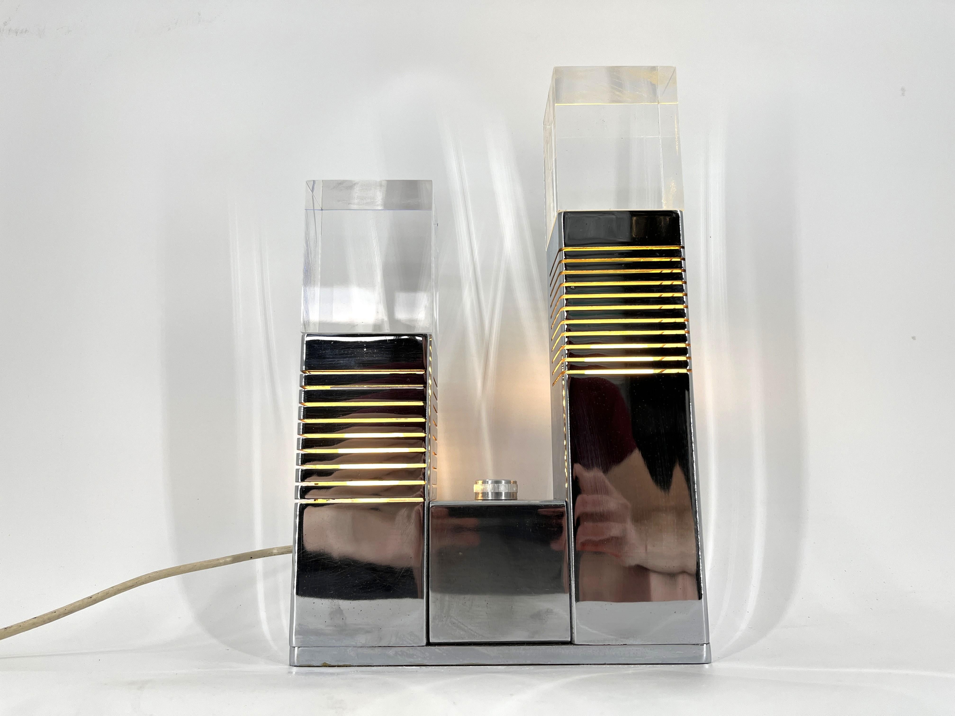 Lámpara de sobremesa vintage de cromo y plexiglás, atribuida a Gaetano Missaglia, años 70 en venta 5
