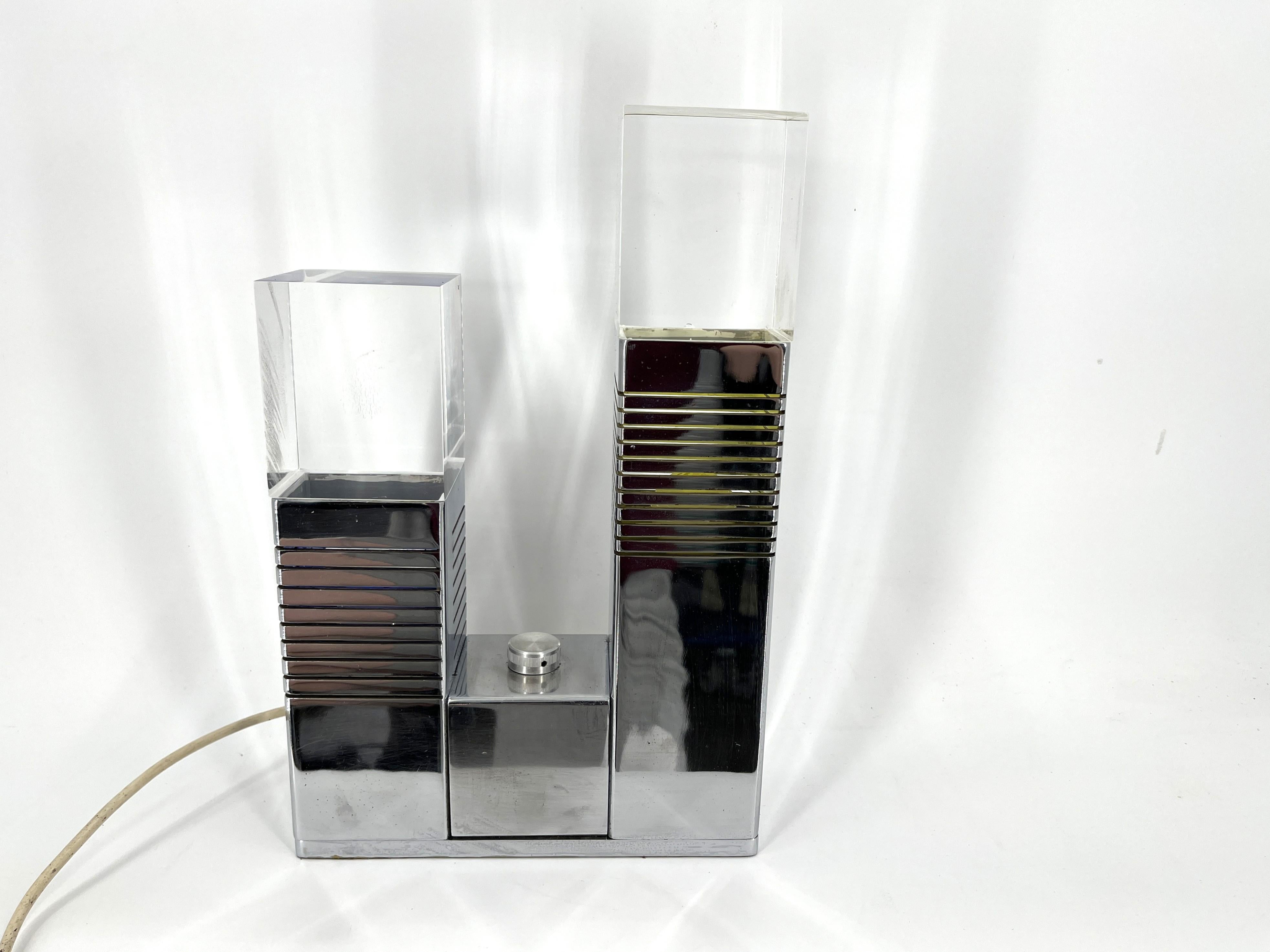 Lámpara de sobremesa vintage de cromo y plexiglás, atribuida a Gaetano Missaglia, años 70 Moderno de mediados de siglo en venta