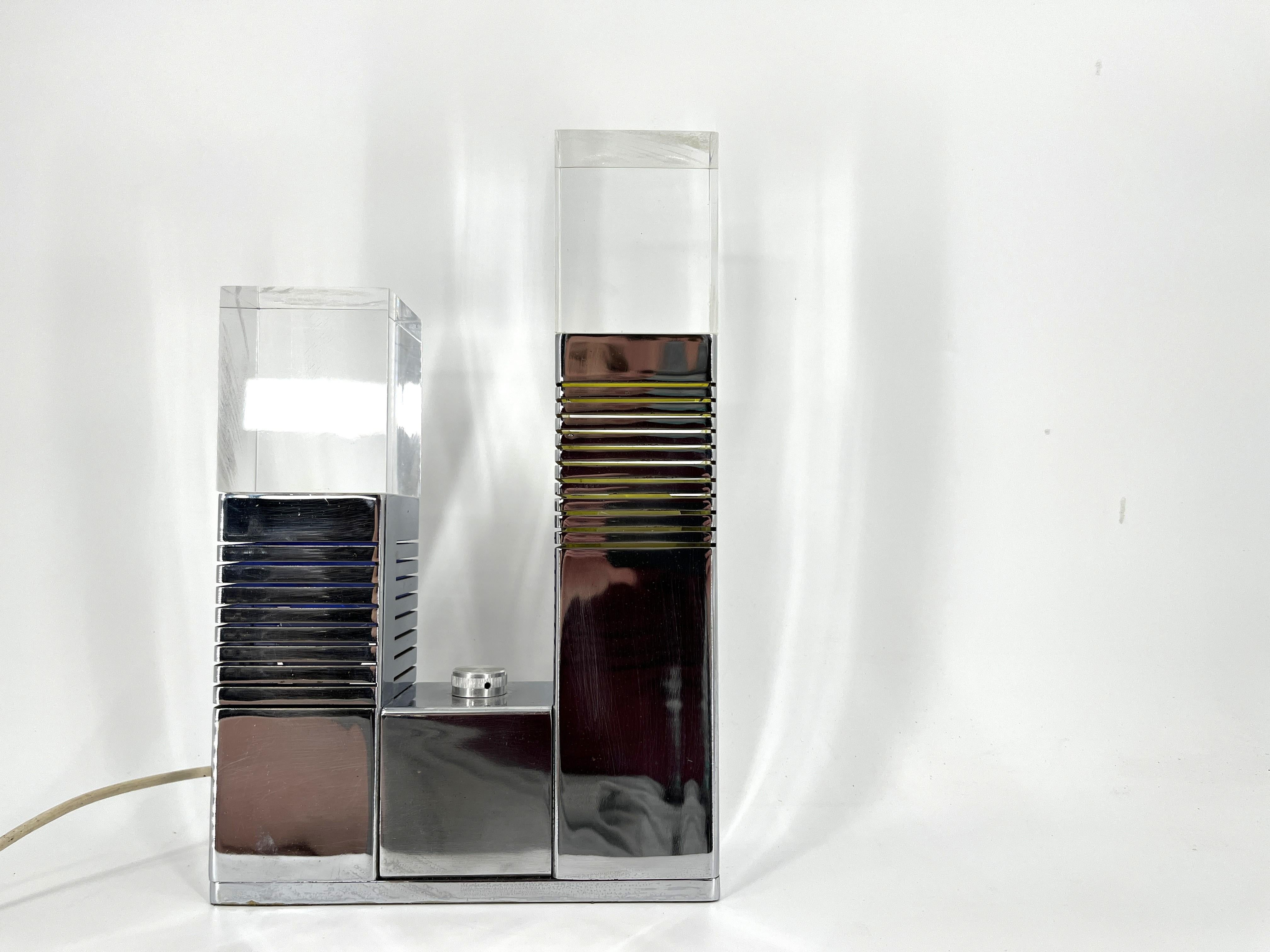 Lámpara de sobremesa vintage de cromo y plexiglás, atribuida a Gaetano Missaglia, años 70 Italiano en venta