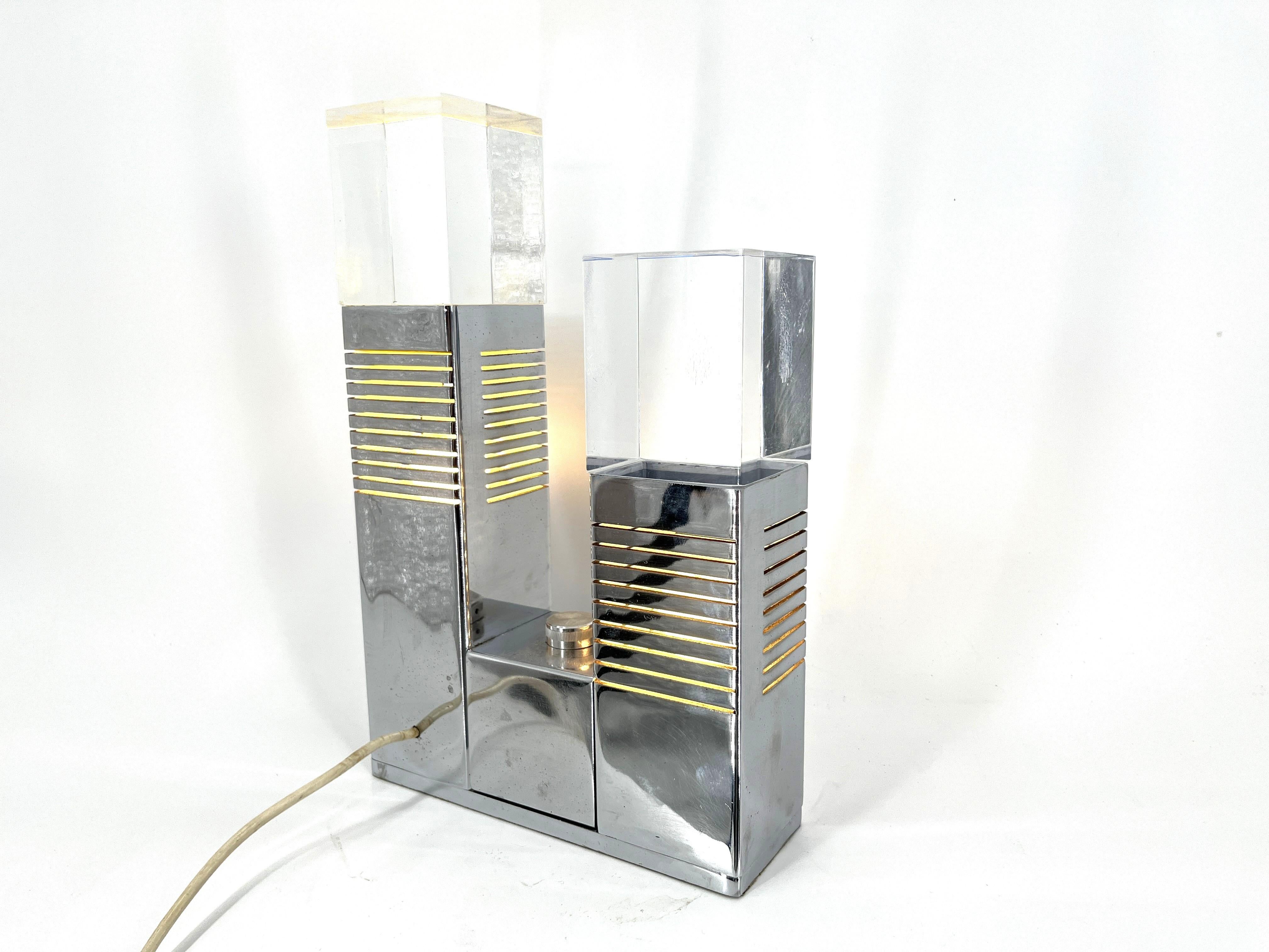 Lámpara de sobremesa vintage de cromo y plexiglás, atribuida a Gaetano Missaglia, años 70 en Bueno estado para la venta en Leuven, Vlaams Gewest