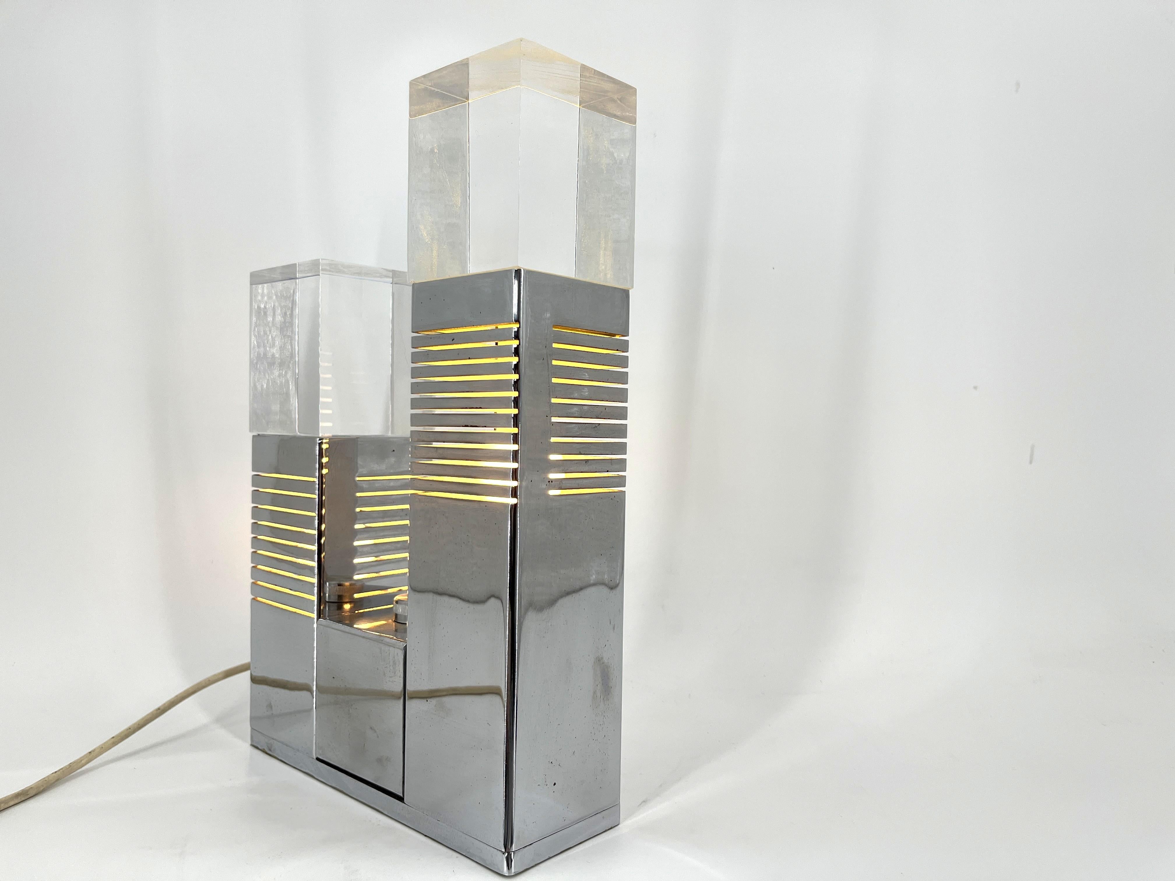 Lámpara de sobremesa vintage de cromo y plexiglás, atribuida a Gaetano Missaglia, años 70 en venta 1