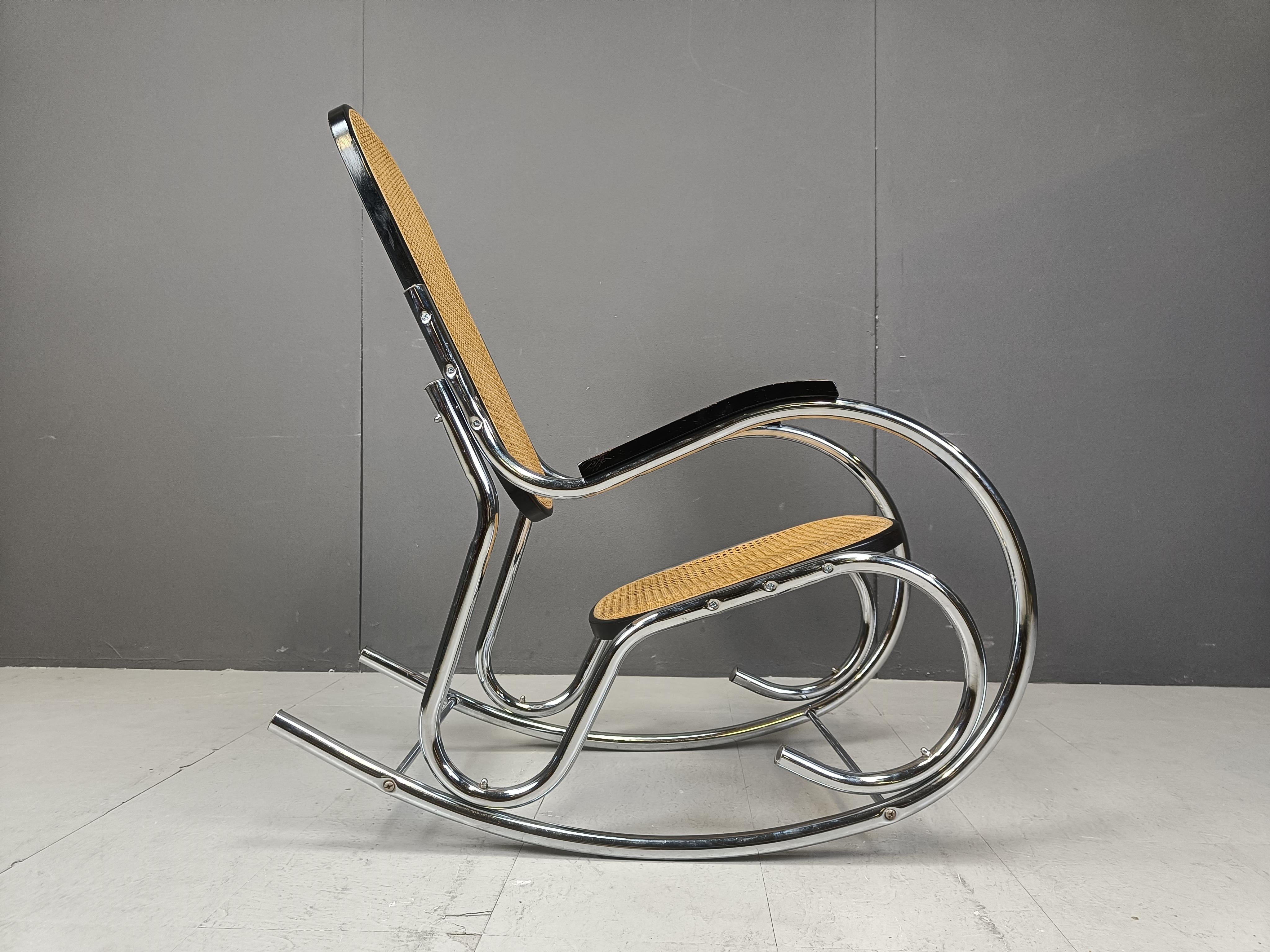 Sedia a dondolo vintage in cromo e rattan, anni '60 in vendita 3