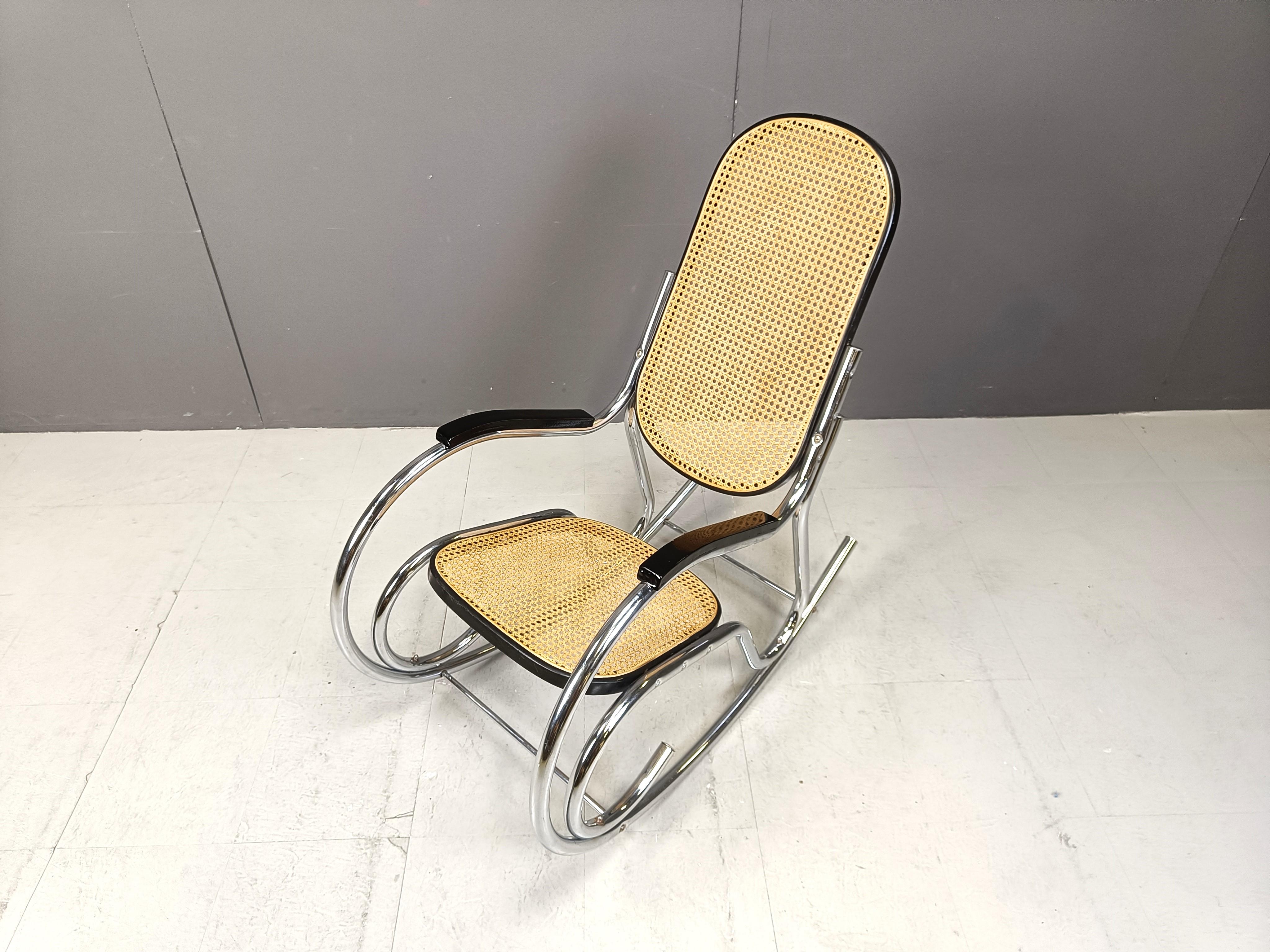 Sedia a dondolo di metà secolo realizzata in metallo cromato, sedili e schienale in rattan intrecciato e legno laccato.

Buone condizioni.

anni '60 - Italia

Altezza: 102 cm
Larghezza: 50 cm
Profondità: 95 cm
Altezza della sella: 45 cm

Rif.: