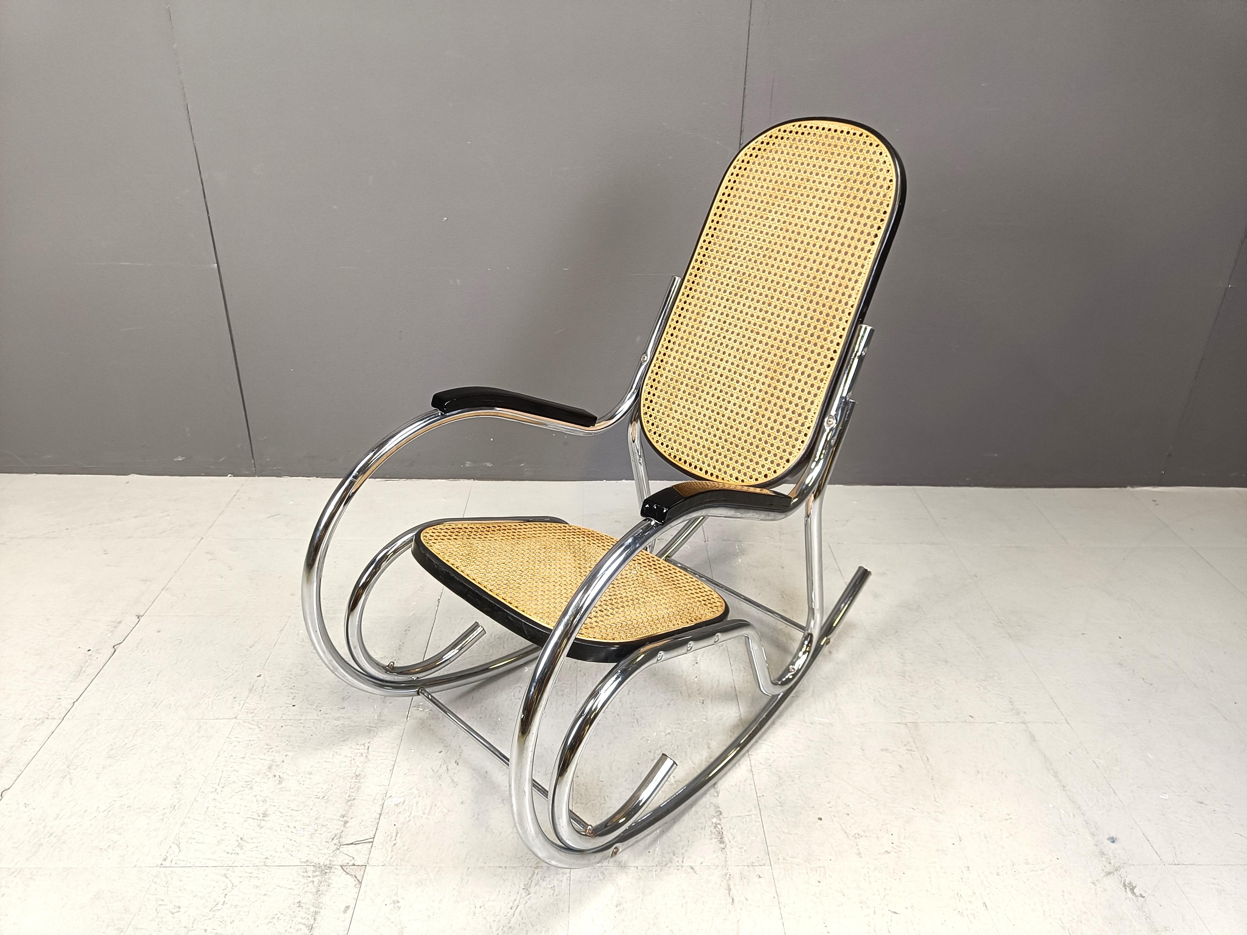 Bauhaus Sedia a dondolo vintage in cromo e rattan, anni '60 in vendita