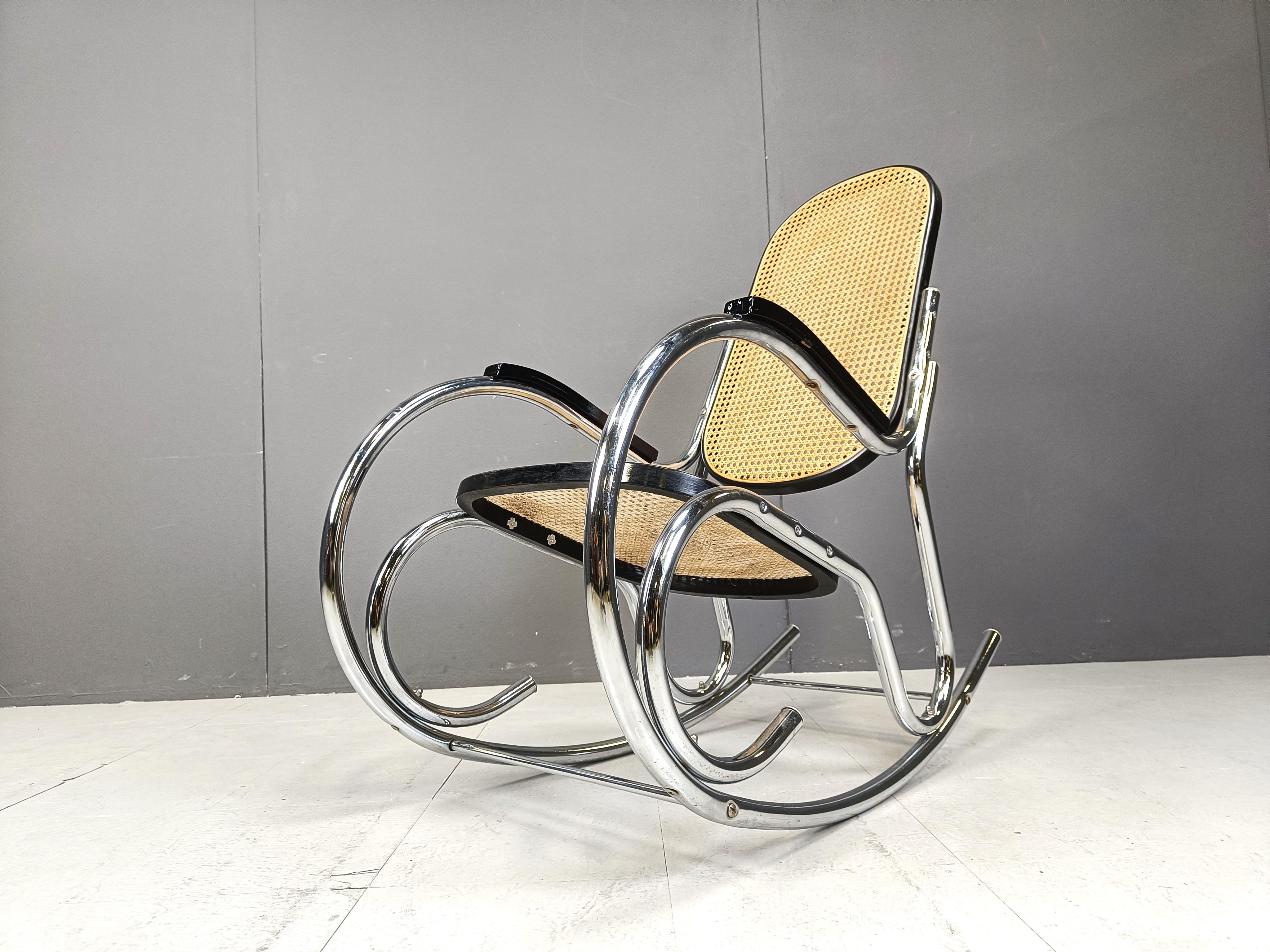 Italiano Sedia a dondolo vintage in cromo e rattan, anni '60 in vendita