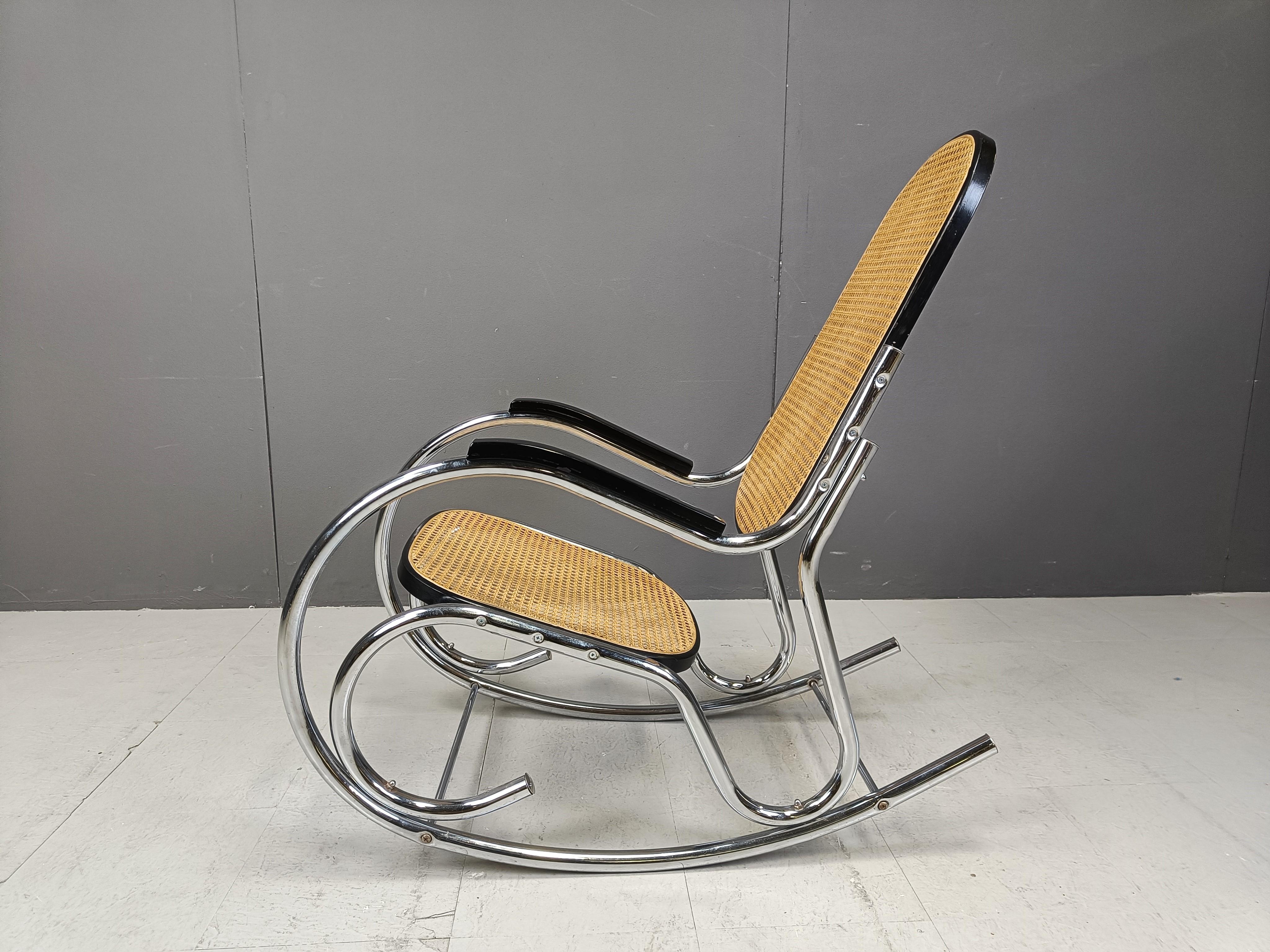Sedia a dondolo vintage in cromo e rattan, anni '60 In condizioni buone in vendita a Leuven, Vlaams Gewest
