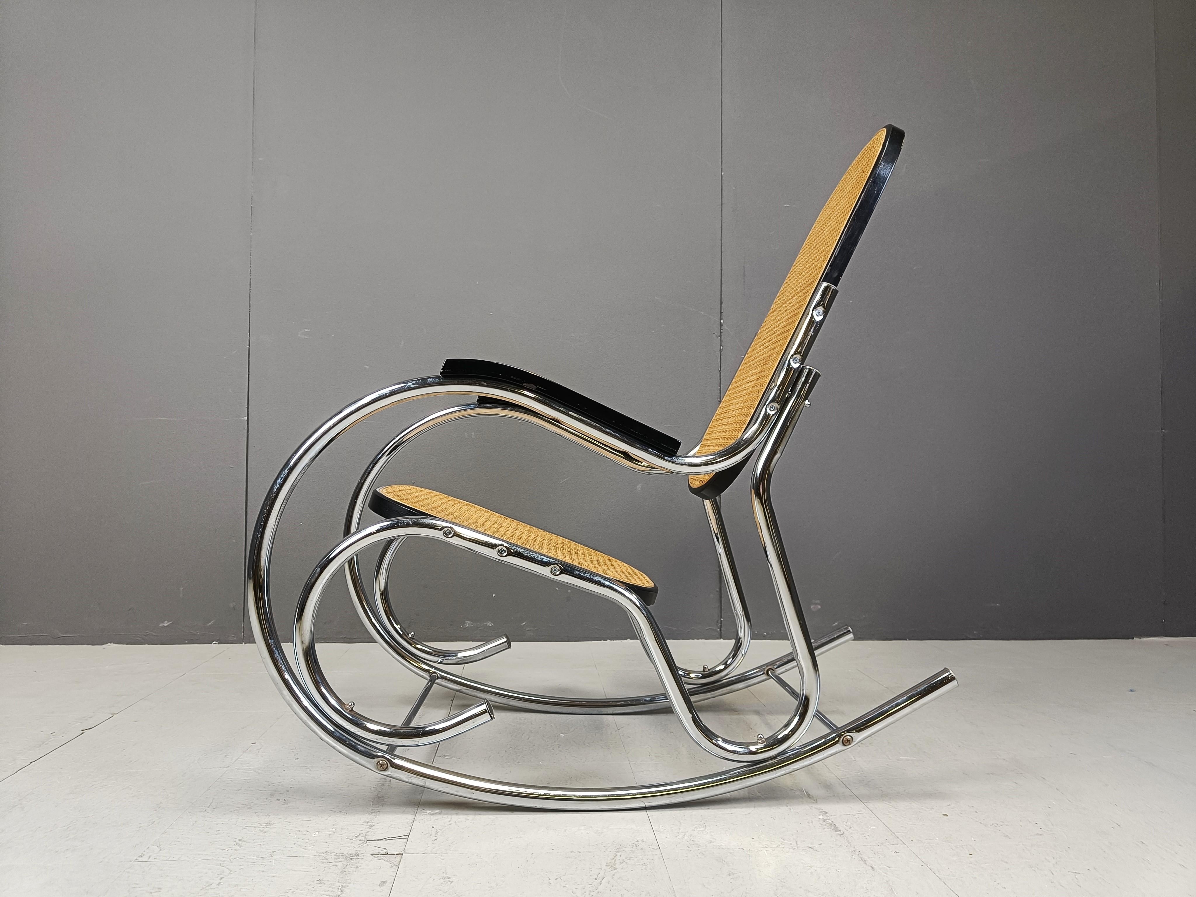Metà XX secolo Sedia a dondolo vintage in cromo e rattan, anni '60 in vendita